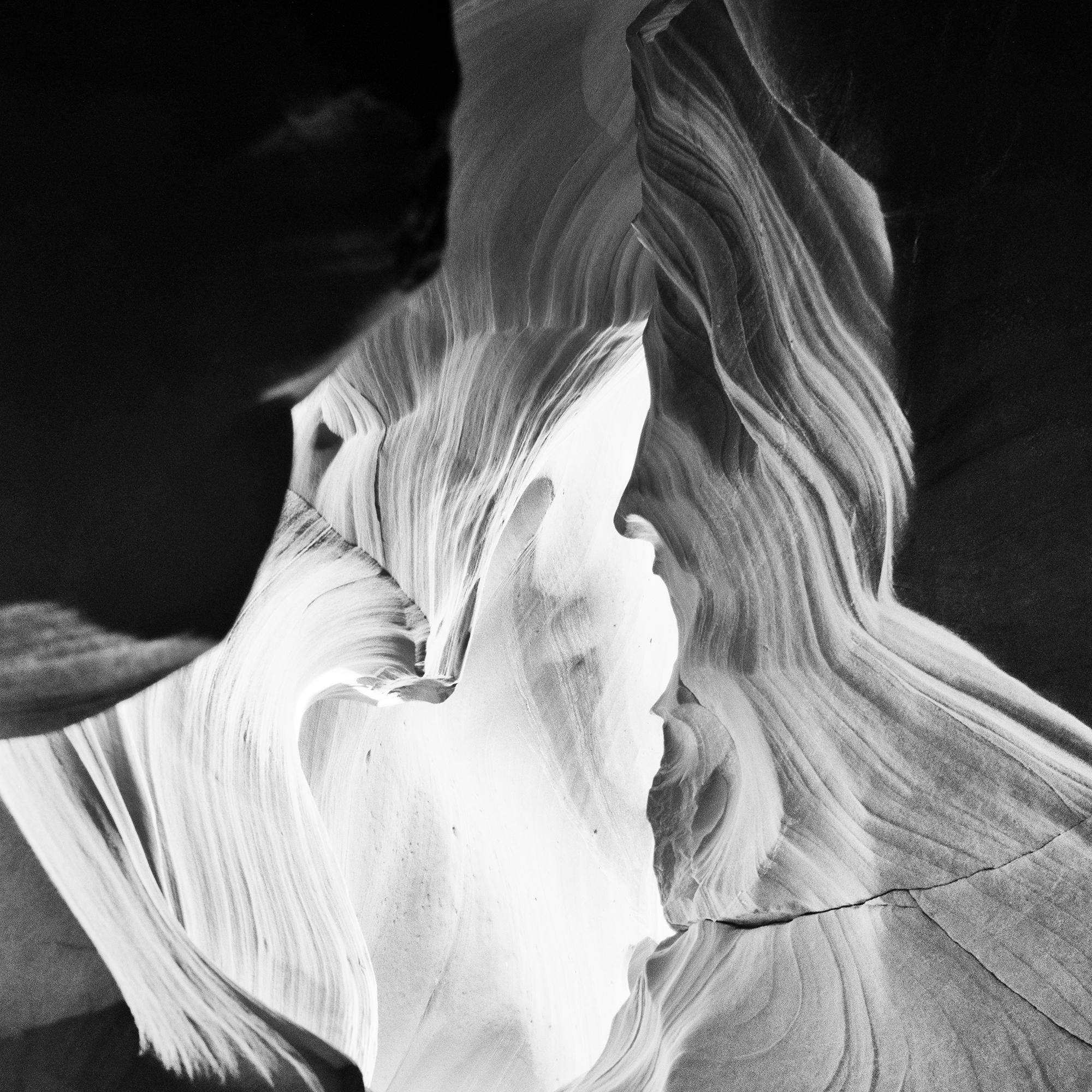 Antelope Canyon, Page, Arizona, USA, monochrome Fotografie, limitierte Auflage im Angebot 5