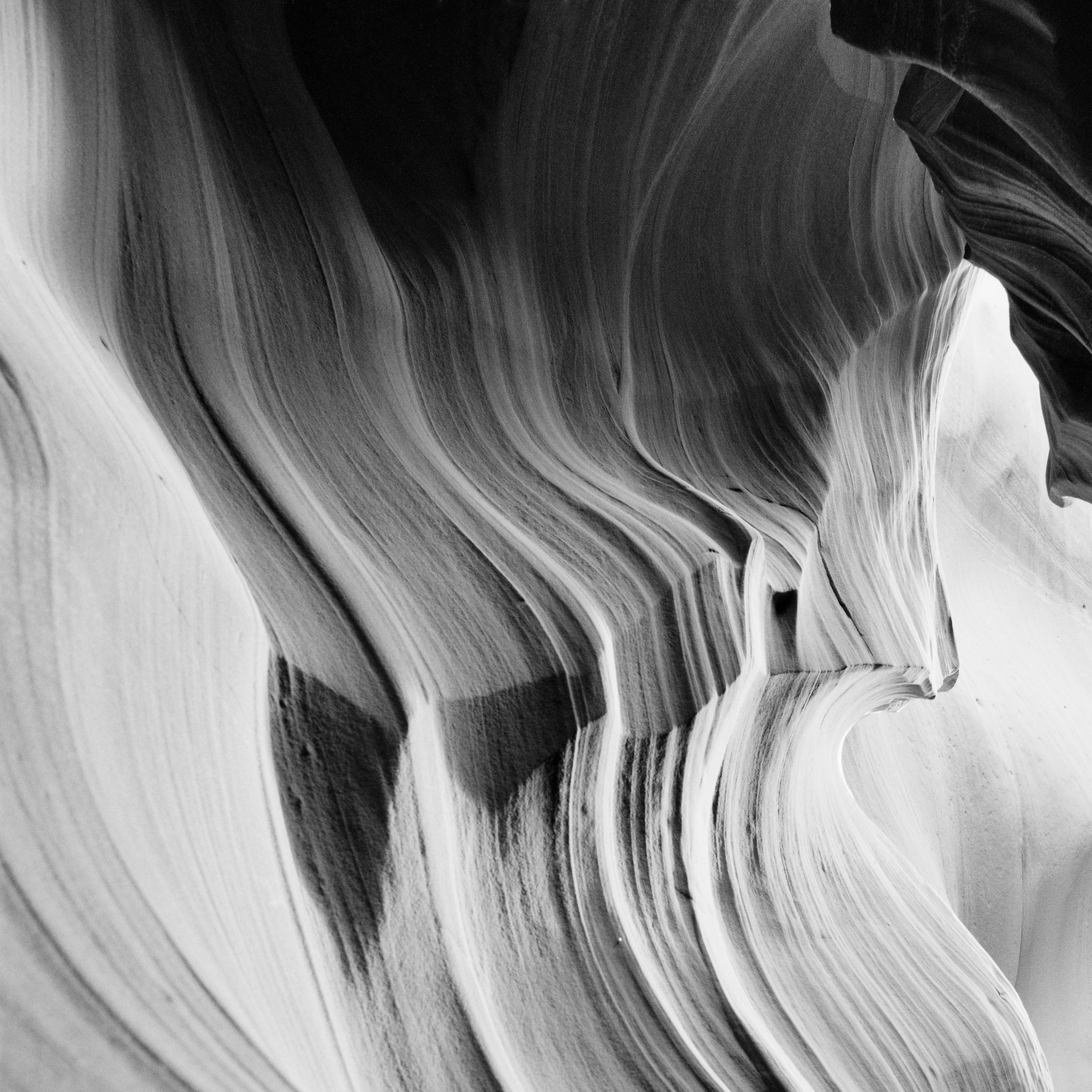 Antelope Canyon, Arizona, USA, minimalistische Schwarz-Weiß-Fotografie, Landschaft im Angebot 6
