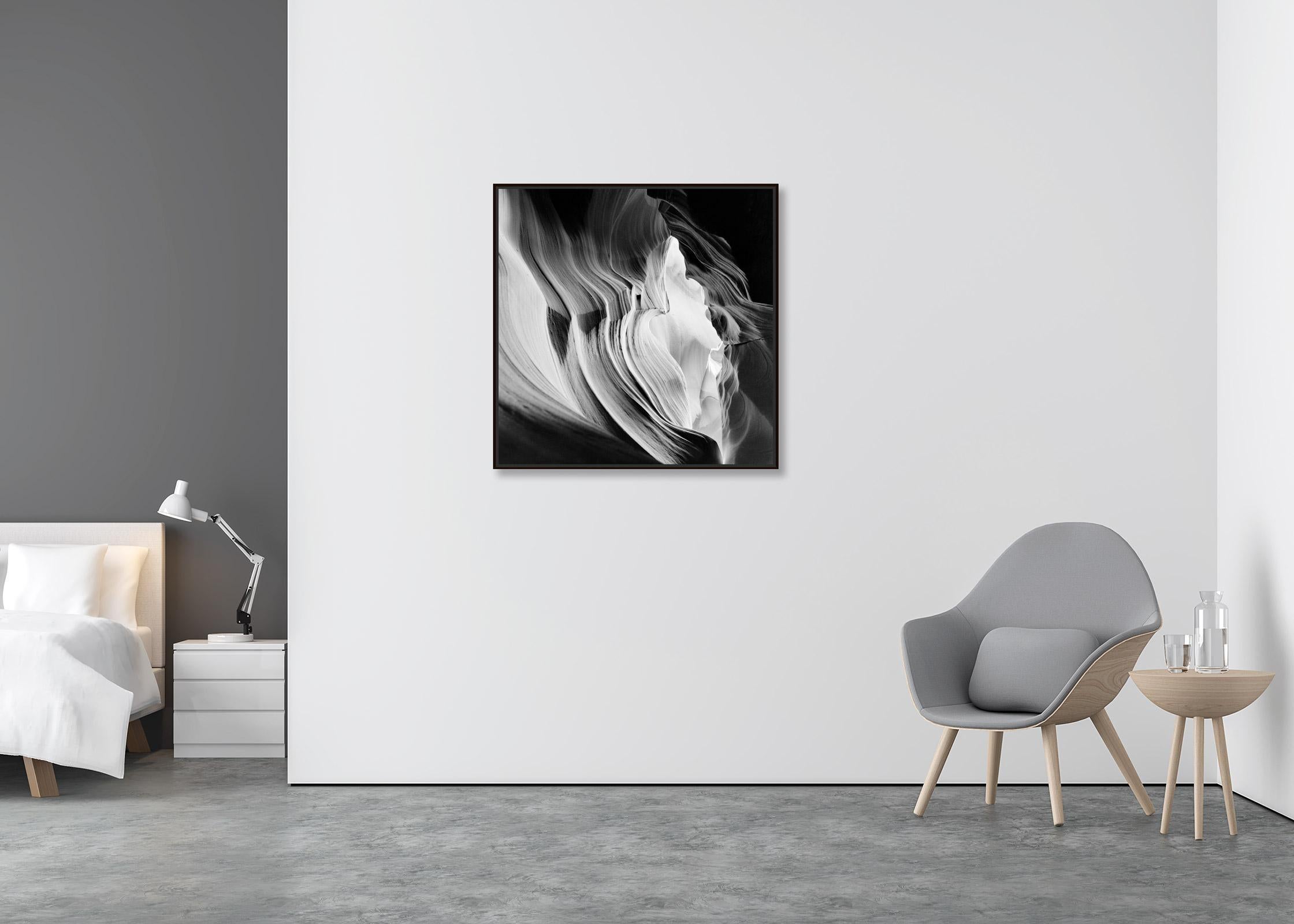 Antelope Canyon, Arizona, USA, photographie minimaliste en noir et blanc, paysage - Abstrait Photograph par Gerald Berghammer