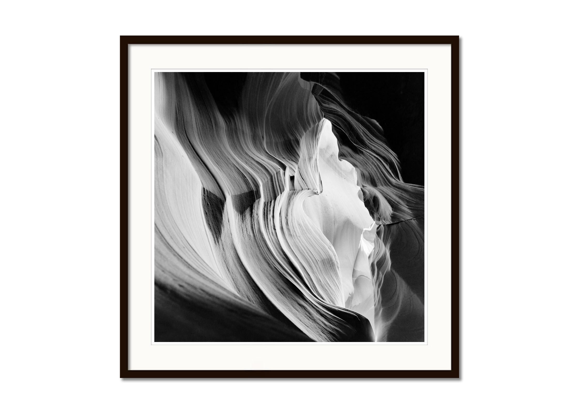 Antelope Canyon, Arizona, USA, photographie minimaliste en noir et blanc, paysage - Noir Black and White Photograph par Gerald Berghammer