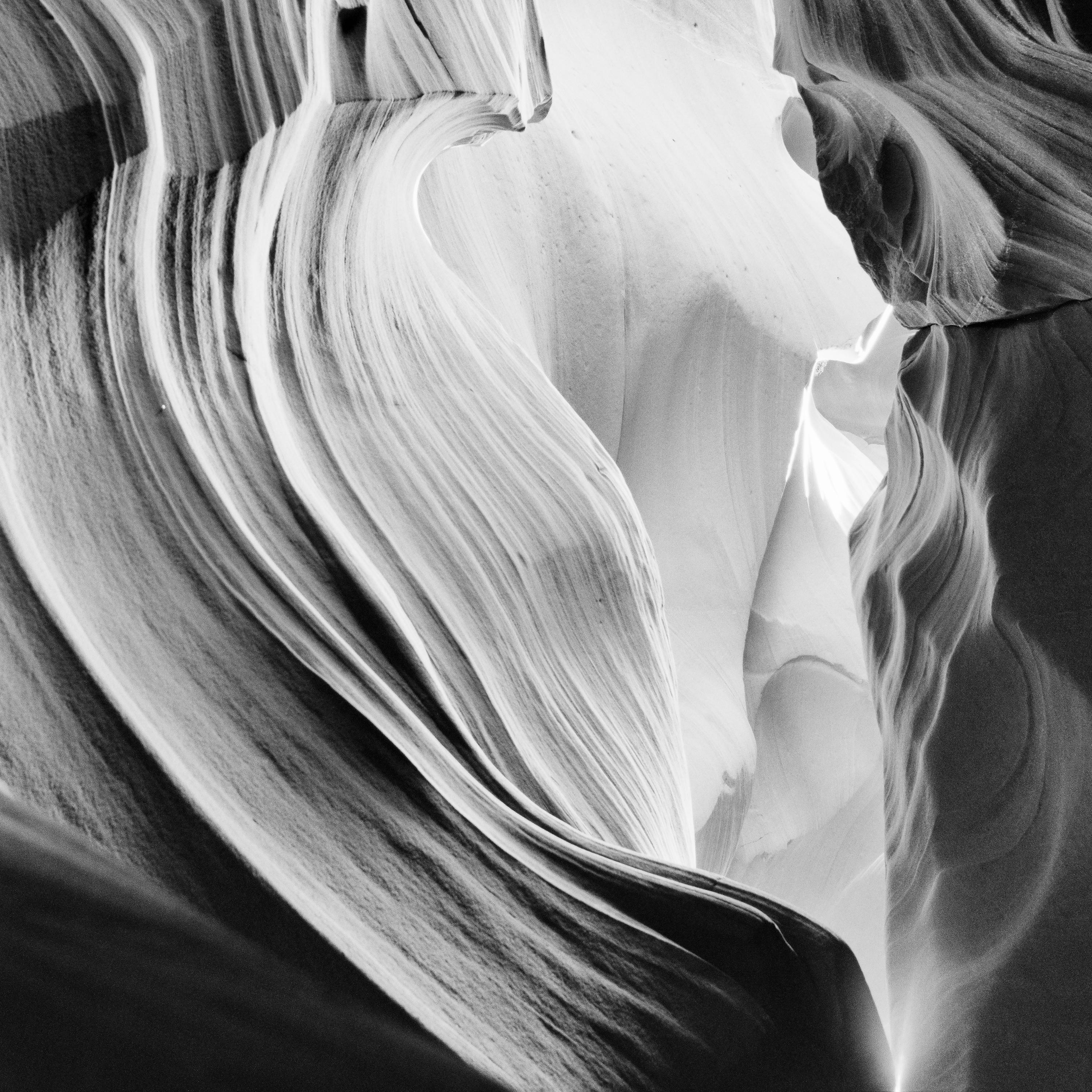 Antelope Canyon, Arizona, USA, minimalistische Schwarz-Weiß-Fotografie, Landschaft im Angebot 5