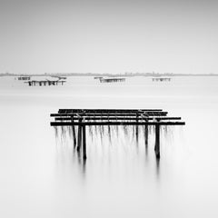 Structures d'aquaculture, delta du Pô, photographie de paysage en noir et blanc