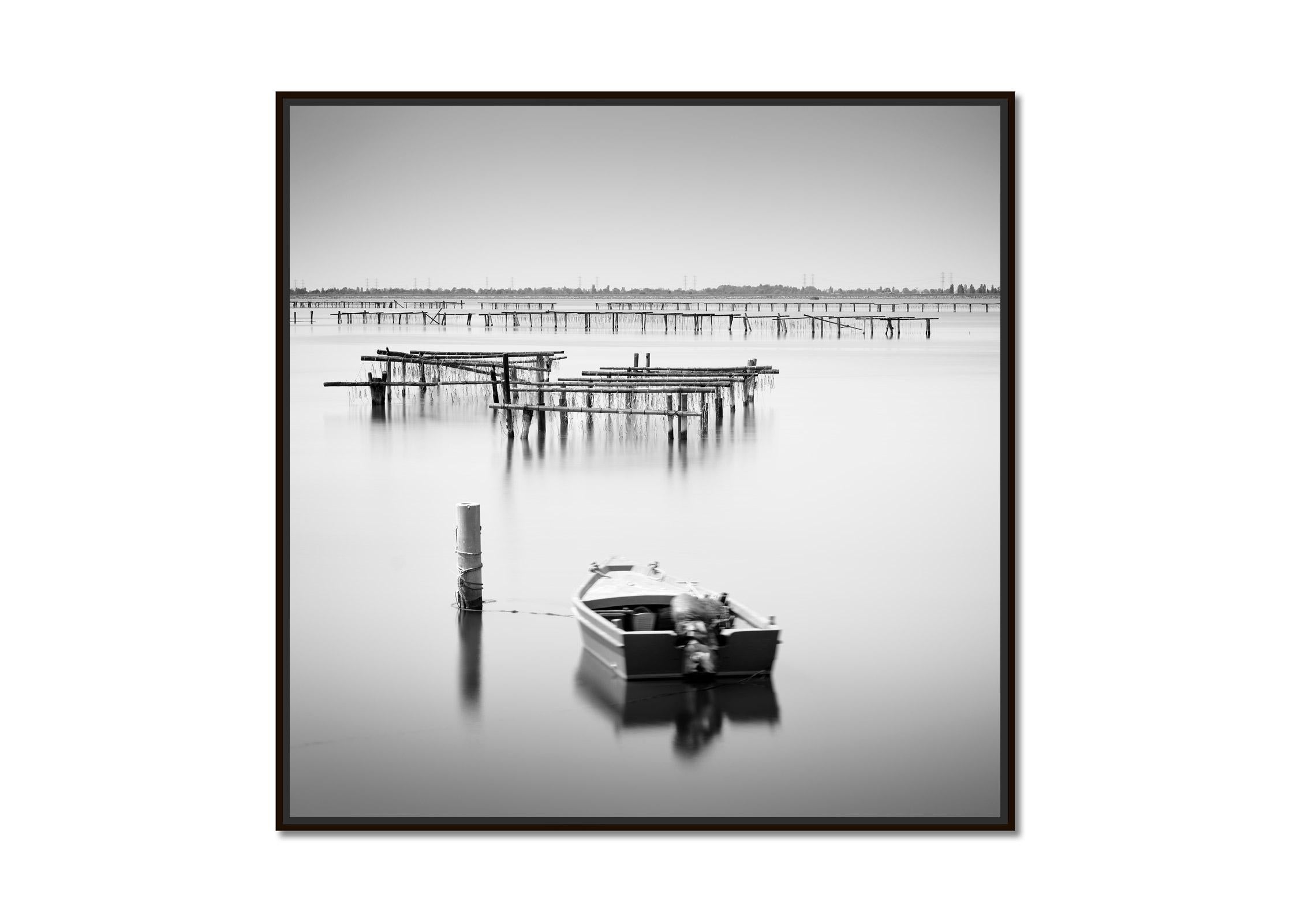 Strukturen der Aquakultur, Fischerboot, lange Belichtungszeit, Schwarz-Weiß, Landschaft – Photograph von Gerald Berghammer