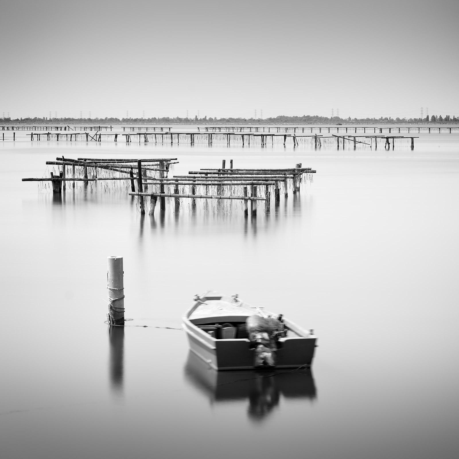 Black and White Photograph Gerald Berghammer - Structures d'aquaculture, bateau de pêche, longue exposition, noir et blanc, paysage