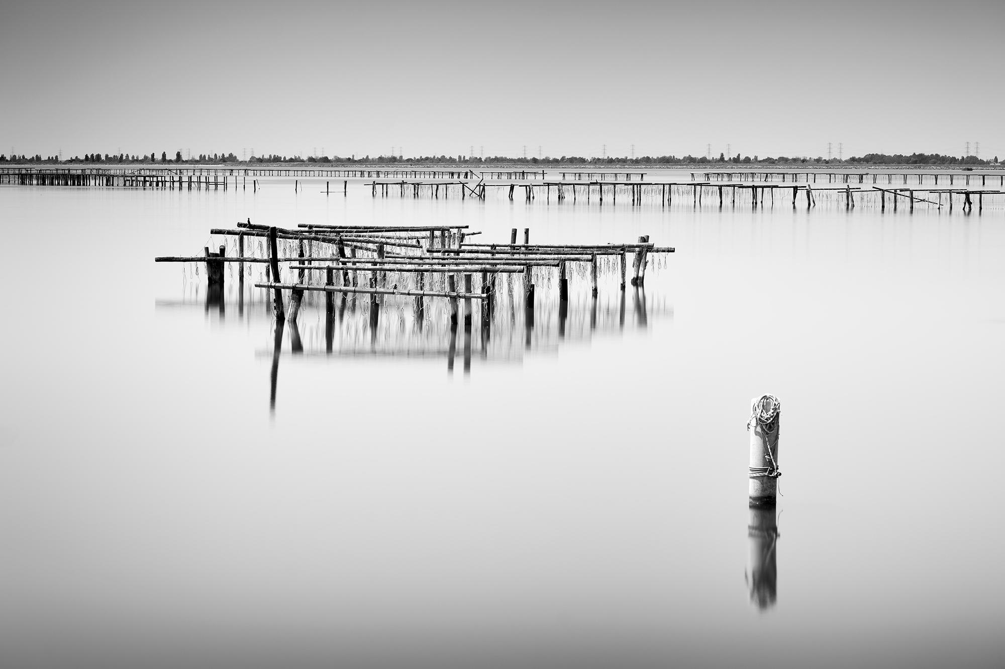 Gerald Berghammer Landscape Photograph – Aquakulturstrukturen Panorama, Delta del Po, Italien, Schwarz-Weiß-Landschaft