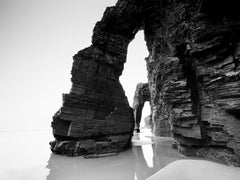 Arches sur la plage de Catedrais, Galicien, photographie d'art en noir et blanc, paysage