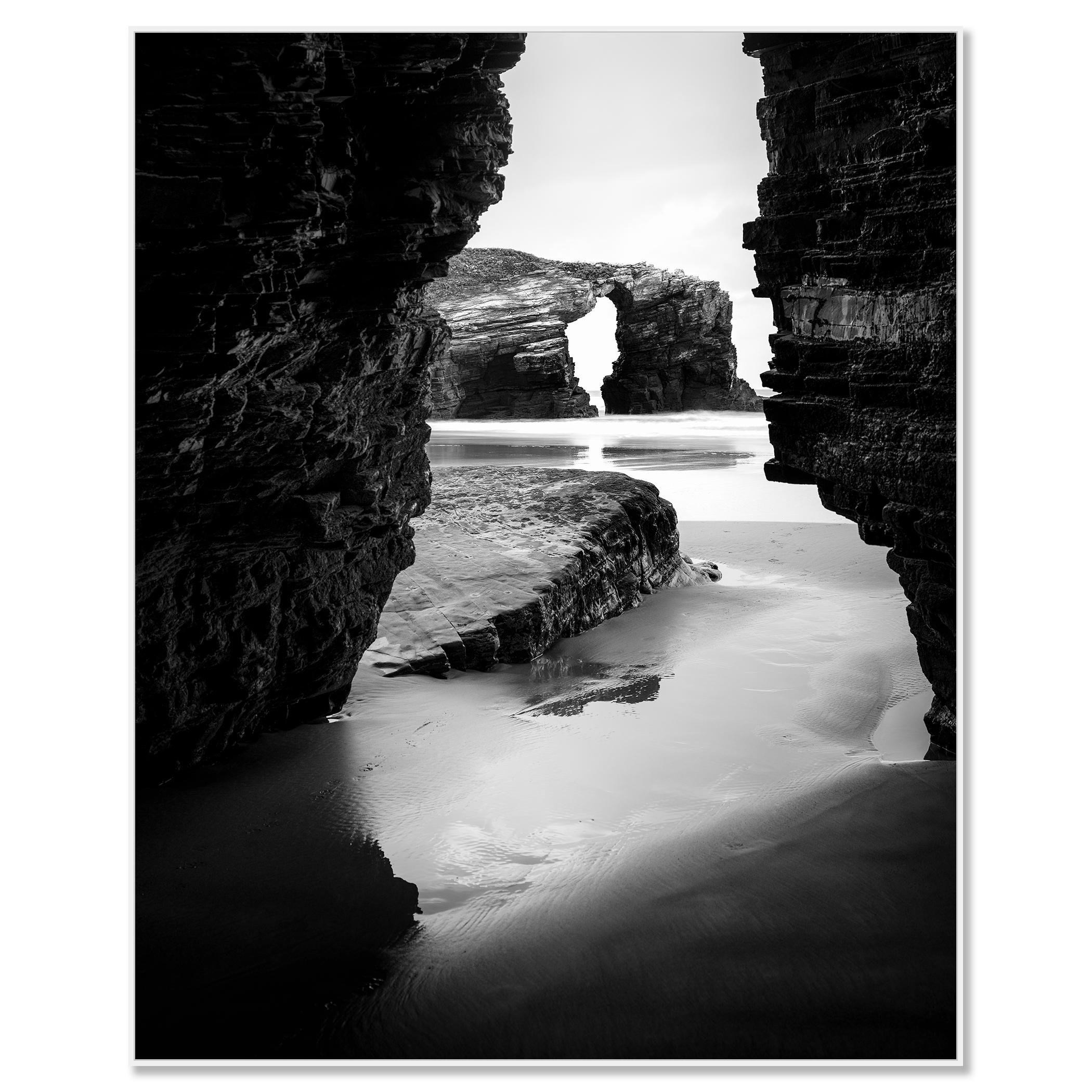 Arches on Catedrais, Beach, Rocks, photographie monochrome, tirage limité - Contemporain Photograph par Gerald Berghammer