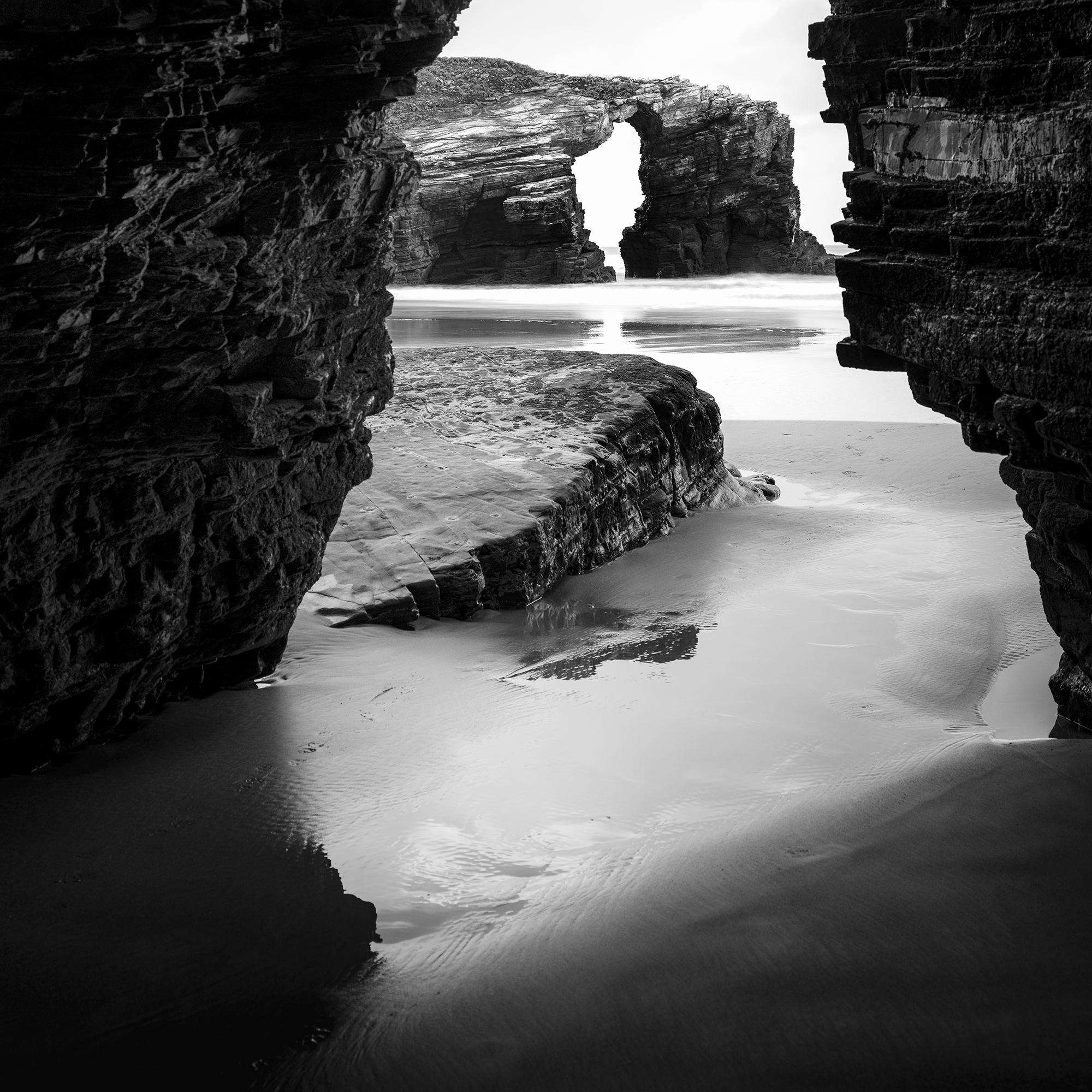 Arches on Catedrais, Beach, Rocks, photographie monochrome, tirage limité en vente 5