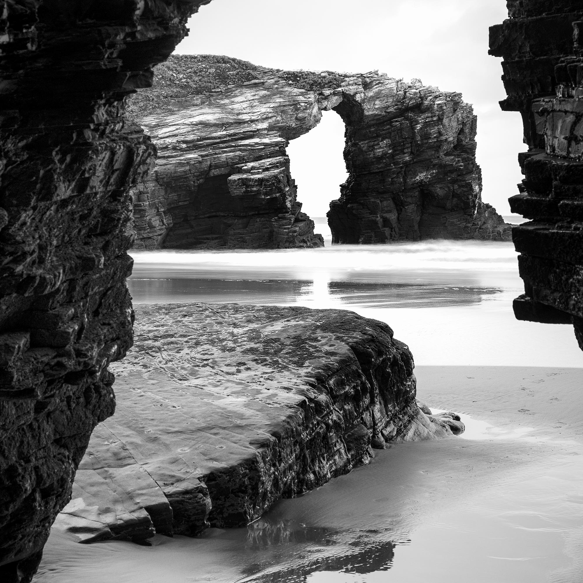 Arches on Catedrais, Beach, Rocks, photographie monochrome, tirage limité en vente 7