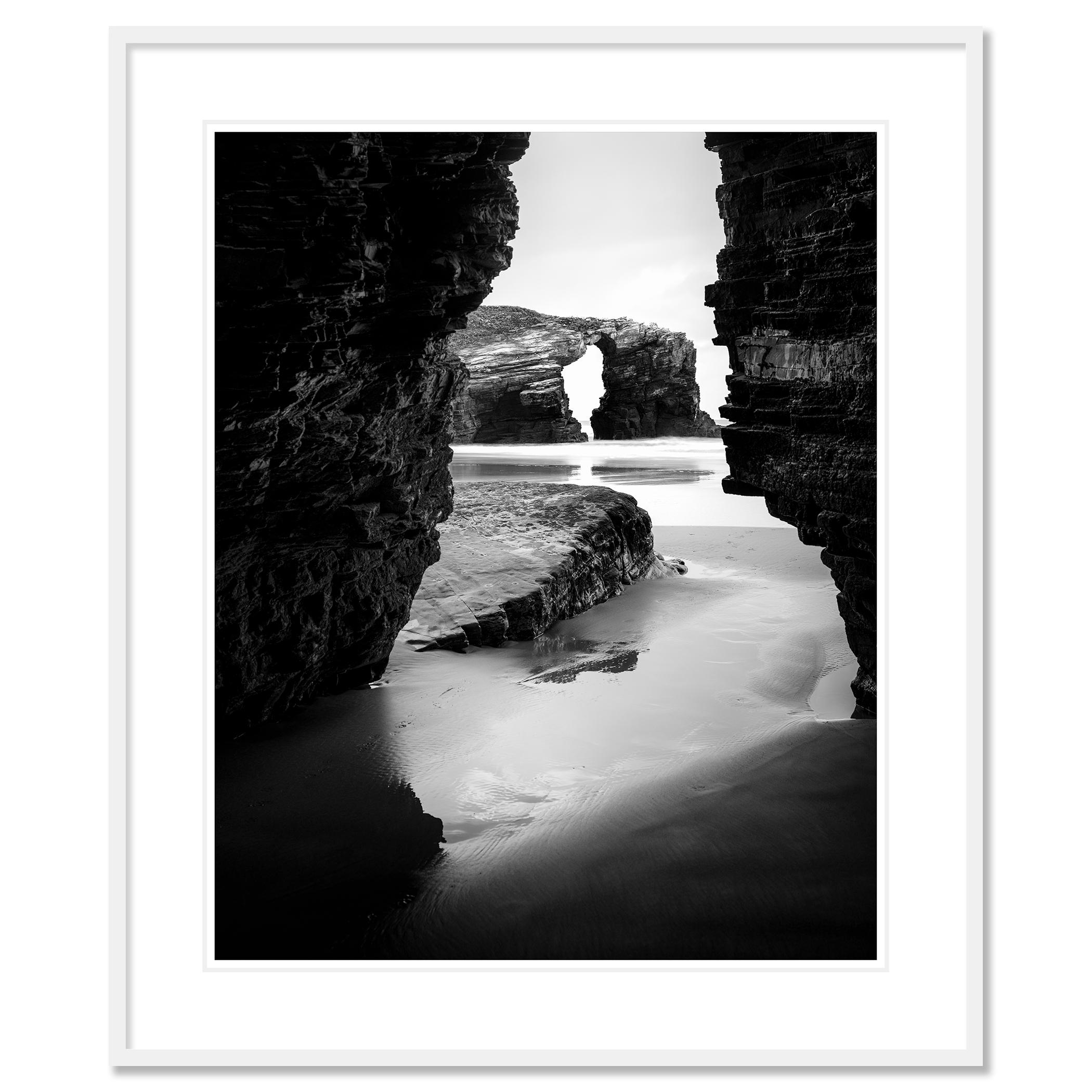 Arches on Catedrais, Beach, Rocks, photographie monochrome, tirage limité en vente 1