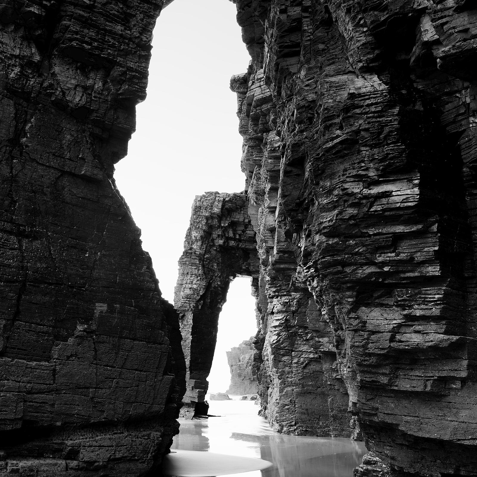 Arches on Catedrais Beach, Meereslandschaft, Schwarz-Weiß-Fotografie, limitierte Auflage im Angebot 6