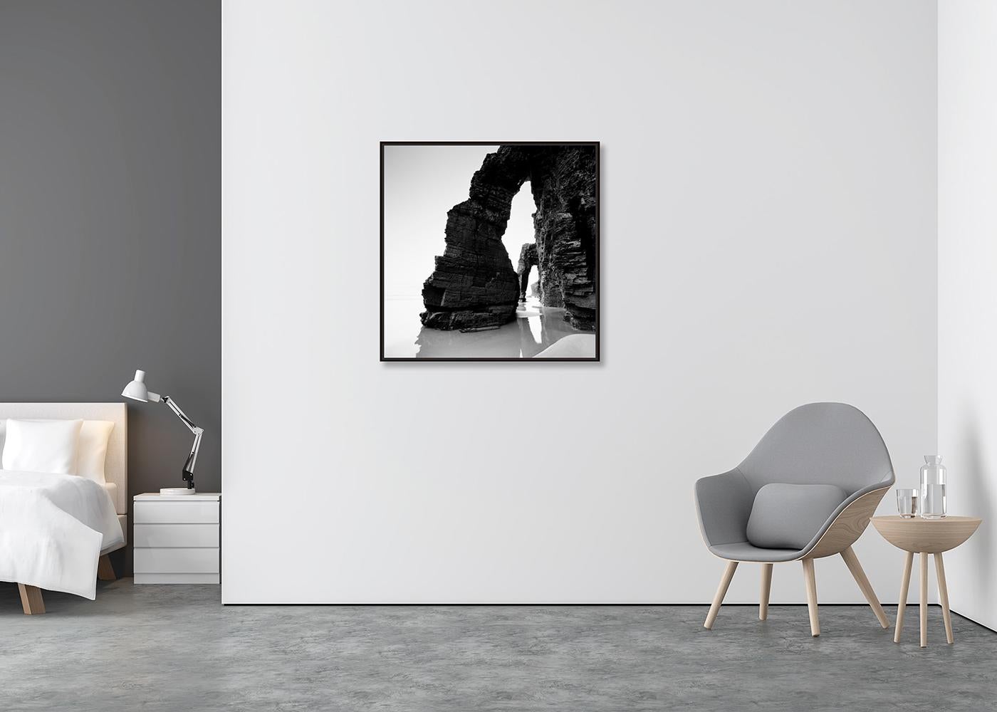 Arches on Catedrais Beach, Meereslandschaft, Schwarz-Weiß-Fotografie, limitierte Auflage (Zeitgenössisch), Photograph, von Gerald Berghammer
