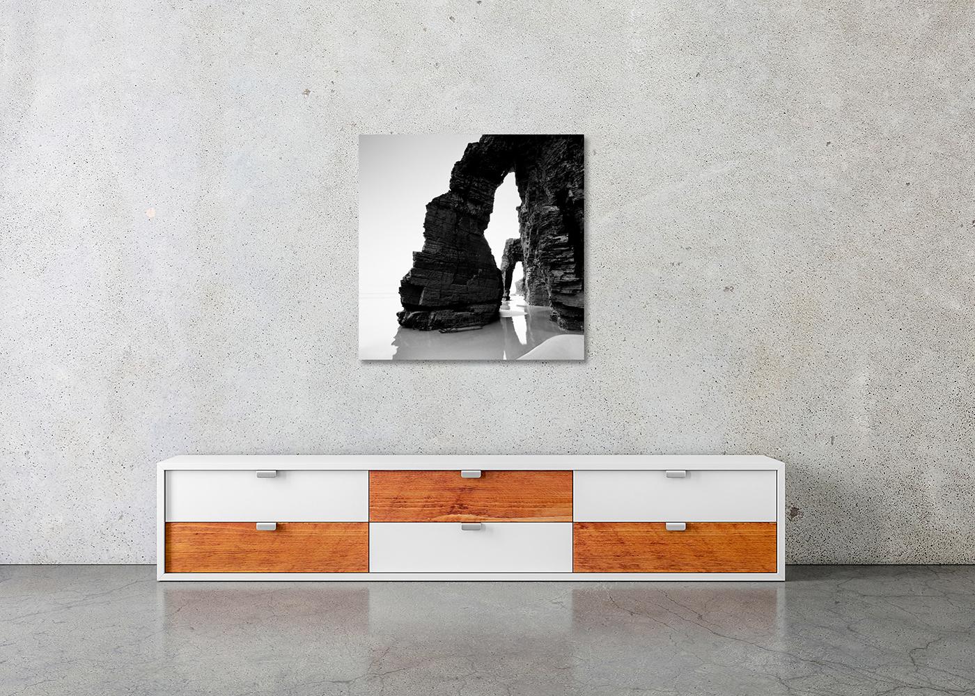 Arches on Catedrais Beach, Meereslandschaft, Schwarz-Weiß-Fotografie, limitierte Auflage im Angebot 3