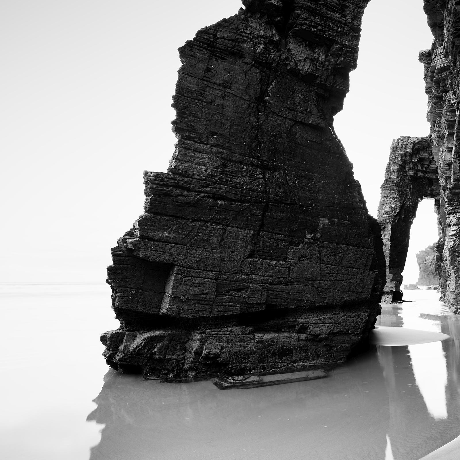 Arches on Catedrais Beach, Meereslandschaft, Schwarz-Weiß-Fotografie, limitierte Auflage im Angebot 4