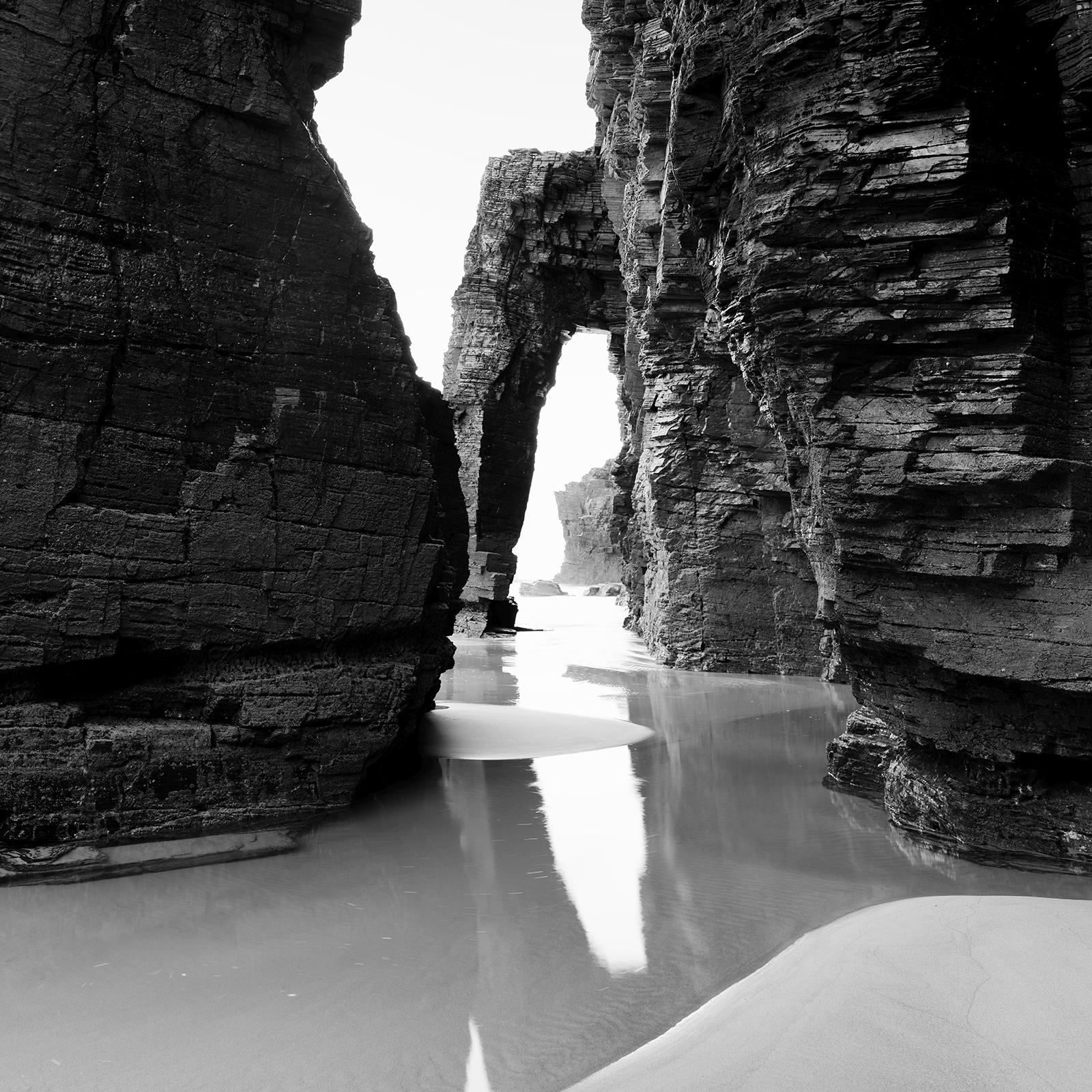 Arches on Catedrais Beach, Meereslandschaft, Schwarz-Weiß-Fotografie, limitierte Auflage im Angebot 5