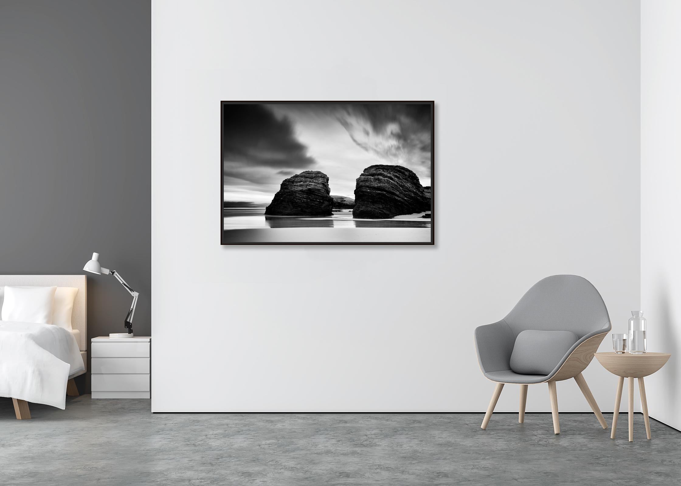 As Catedrais Beach, Riesenfelsen, Schwarz-Weiß-Landschaftsfotografie der bildenden Kunst (Zeitgenössisch), Photograph, von Gerald Berghammer