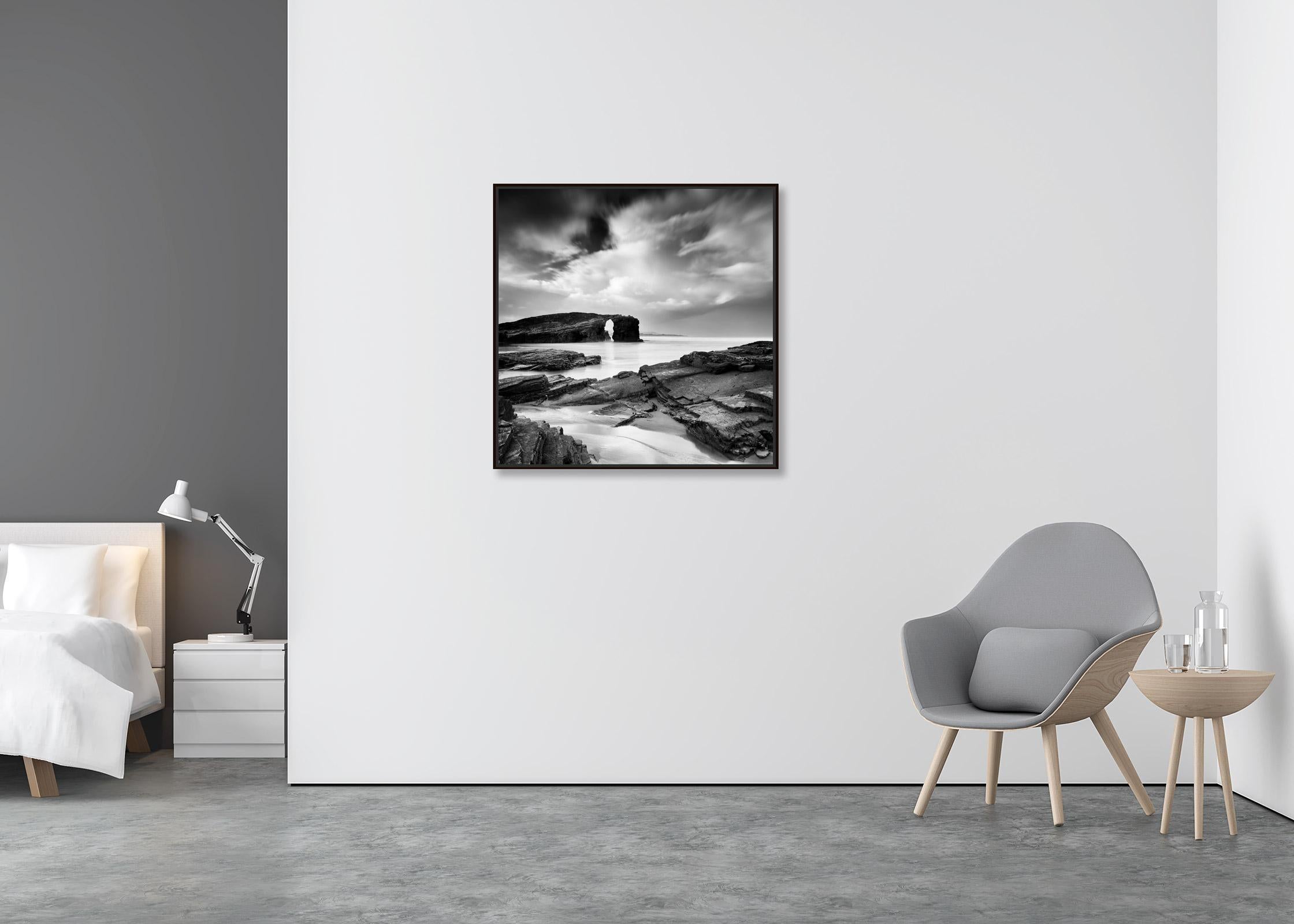 As Catedrais Beach, riesige Sturmwolken, Schwarz-Weiß-Fotografie, Kunstseelandschaft (Zeitgenössisch), Photograph, von Gerald Berghammer