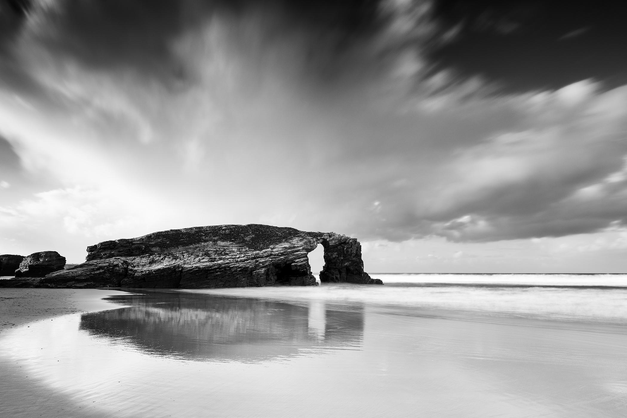 As Catedrais Beach Panorama, photographie en noir et blanc, œuvre d
art en édition limitée