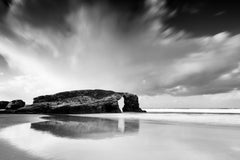 As Catedrais Beach, Panorama, Sturm, Spanien, Schwarz-Weiß-Fotografie der bildenden Kunst