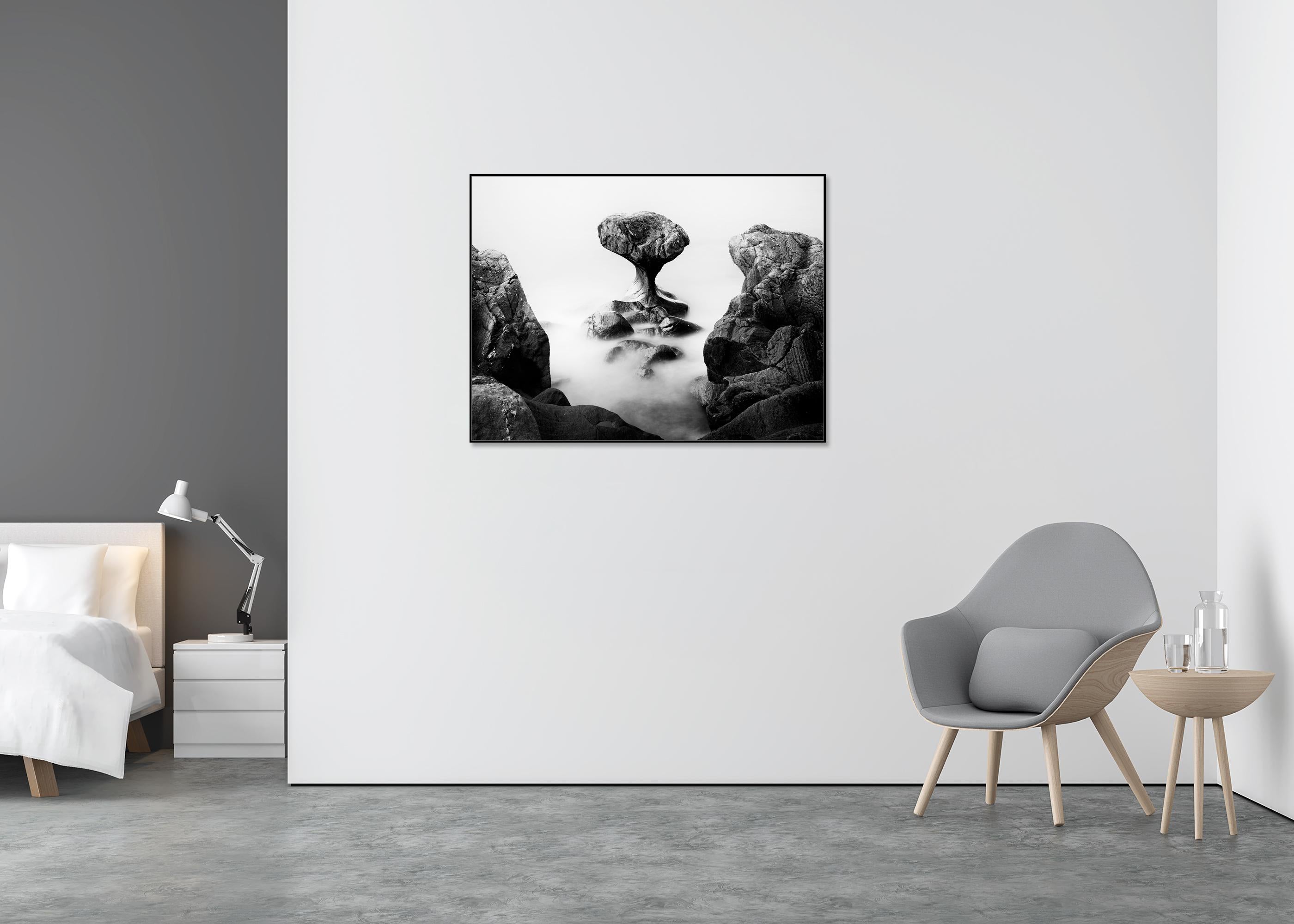 Attracted by the Sea Long Exposure Seascape édition limitée - Gris Black and White Photograph par Gerald Berghammer