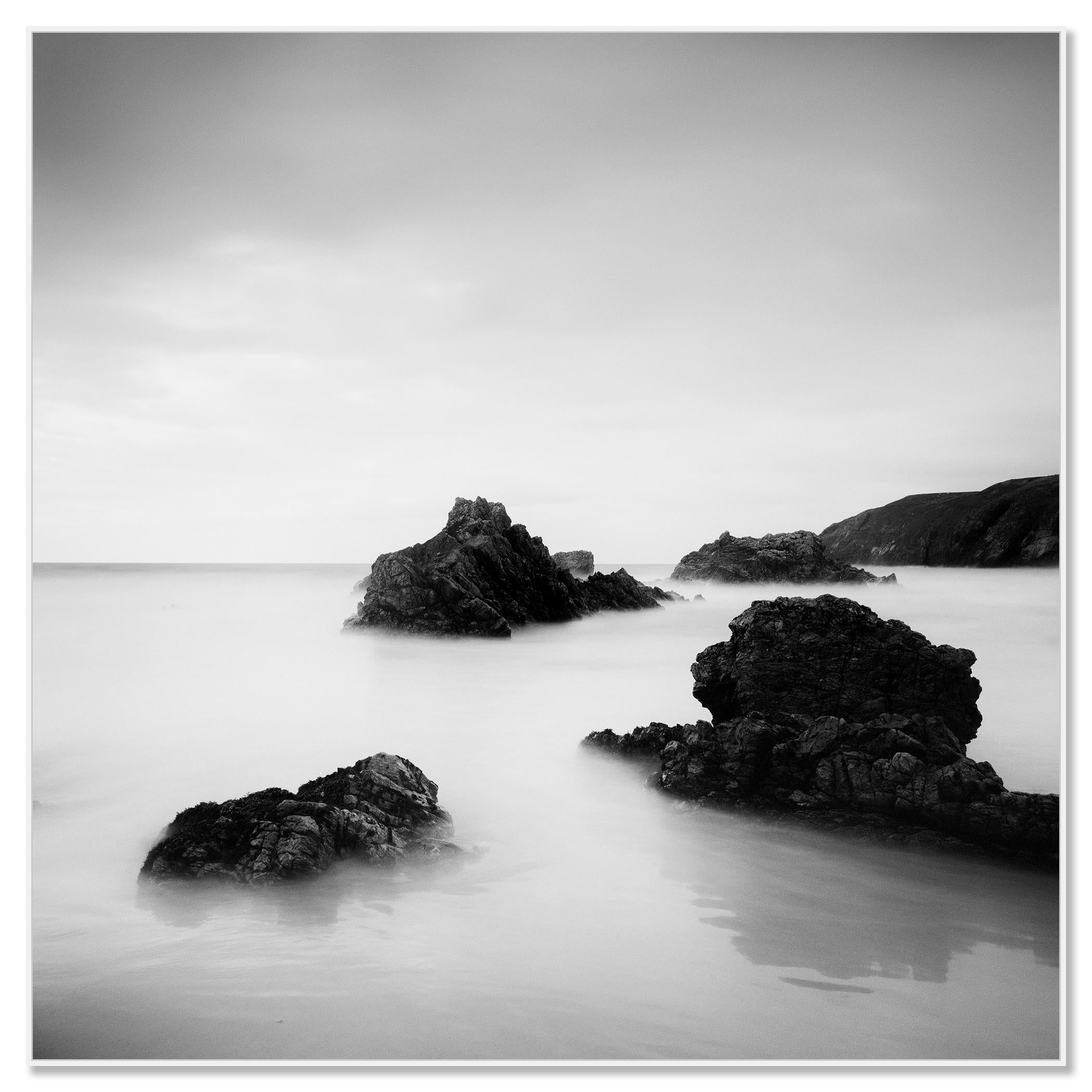 Plage Whiting, littoral, Écosse, photographie de paysage en noir et blanc - Photograph de Gerald Berghammer