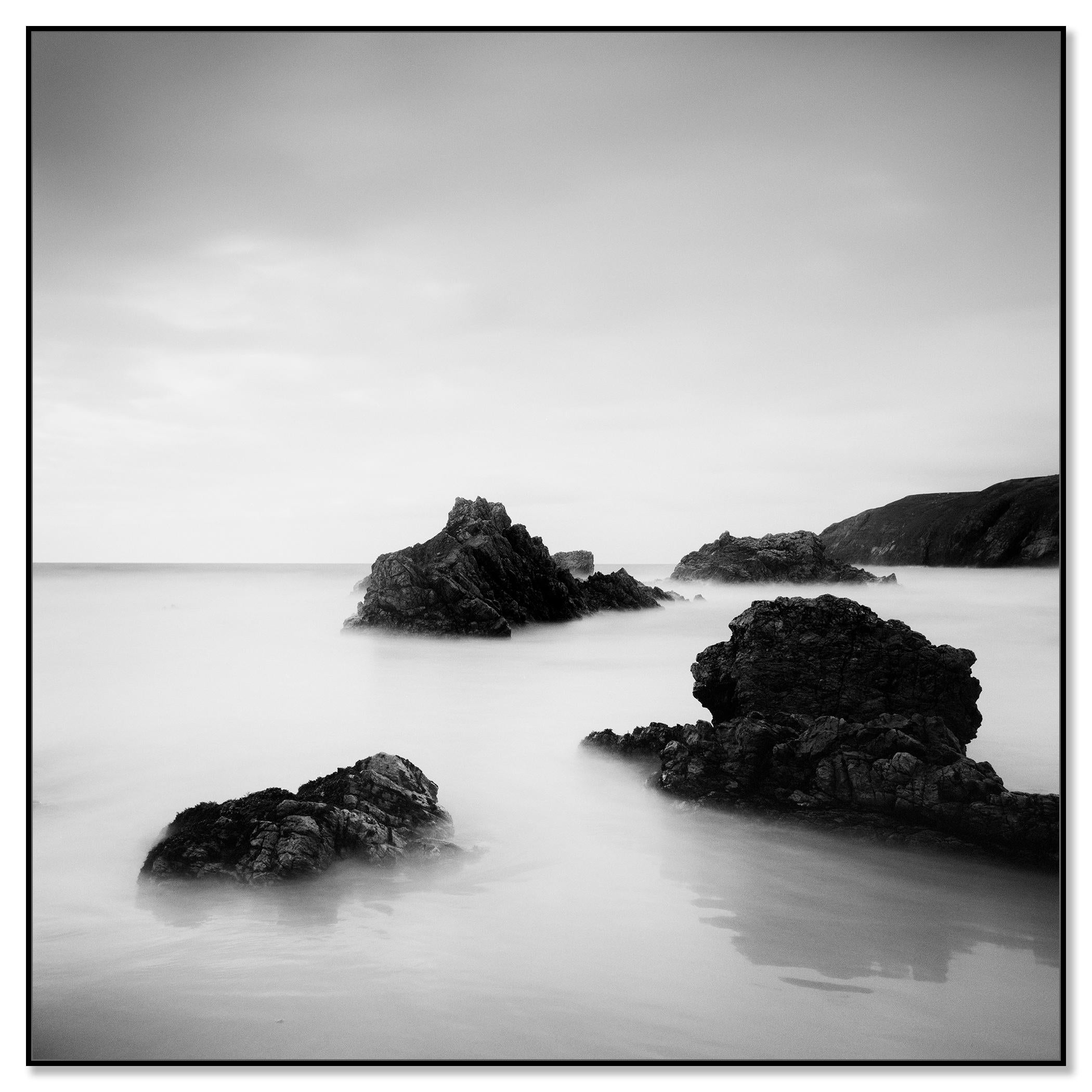 Plage Whiting, littoral, Écosse, photographie de paysage en noir et blanc - Contemporain Photograph par Gerald Berghammer