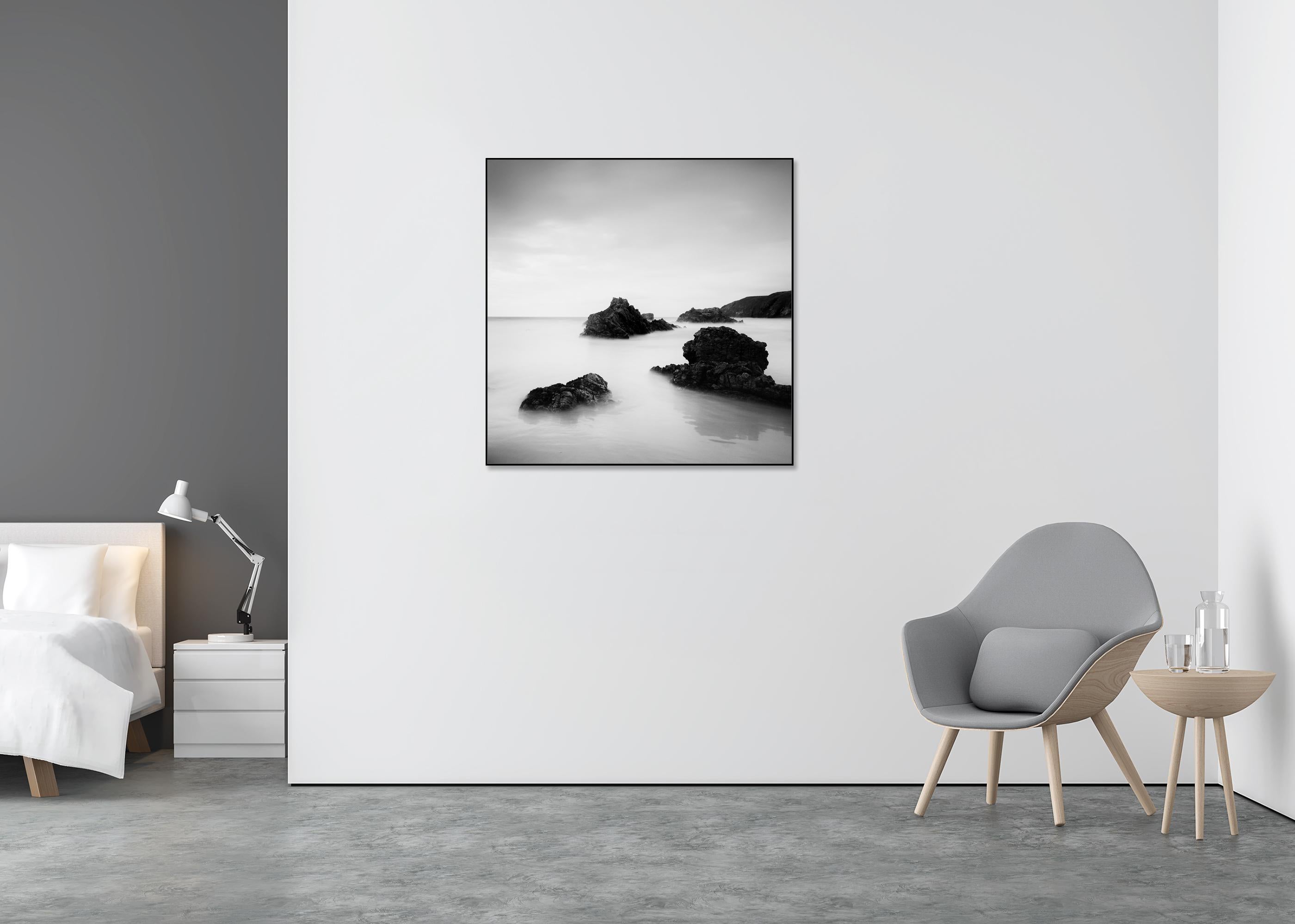 Plage Whiting, littoral, Écosse, photographie de paysage en noir et blanc - Gris Landscape Photograph par Gerald Berghammer