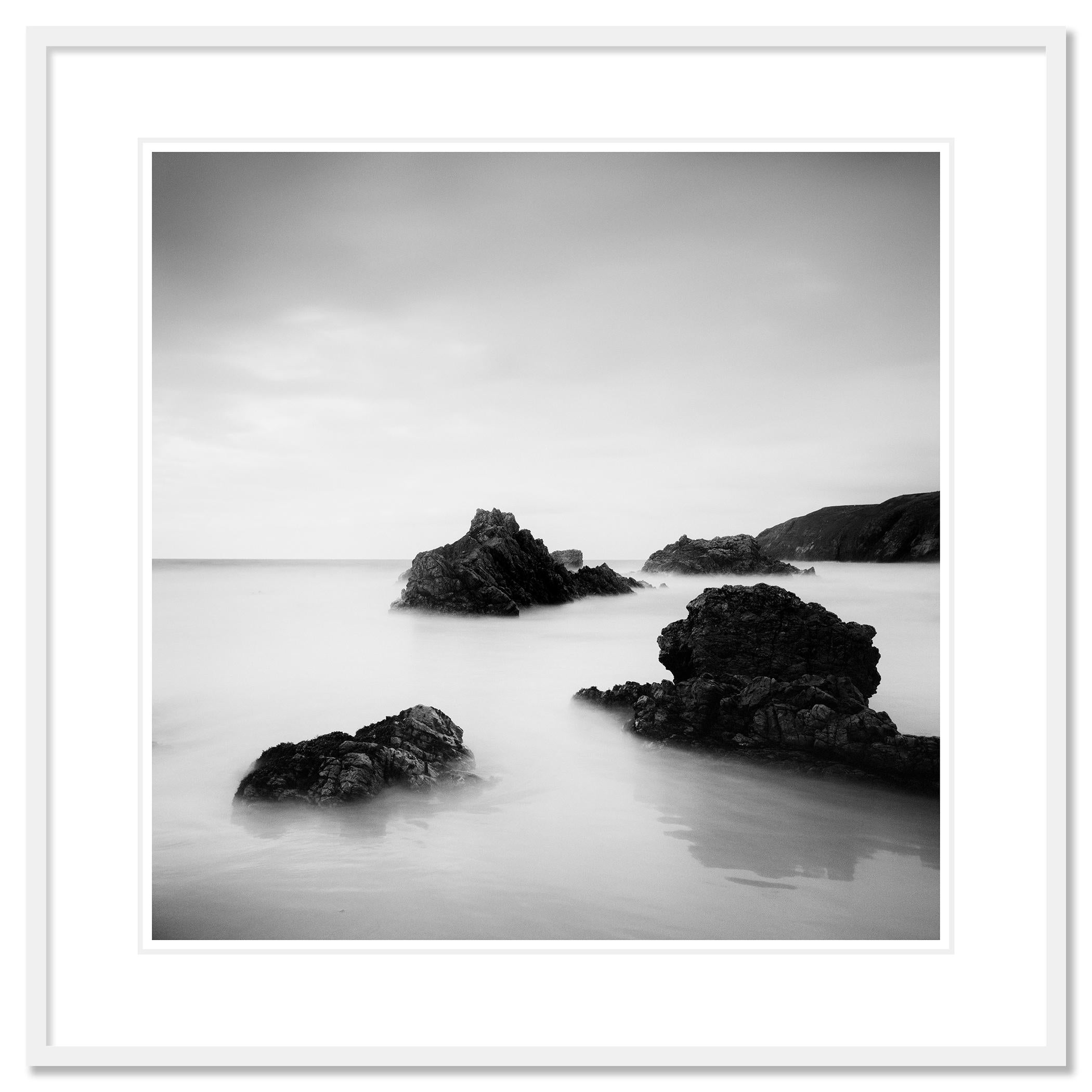 Photographie de ville et de paysage en noir et blanc. Award Winning Beach, belle plage avec des formations rocheuses spectaculaires dans la mer, Écosse, édition limitée à 9 exemplaires. Signé, titré, daté et numéroté par l'artiste. Certificat
