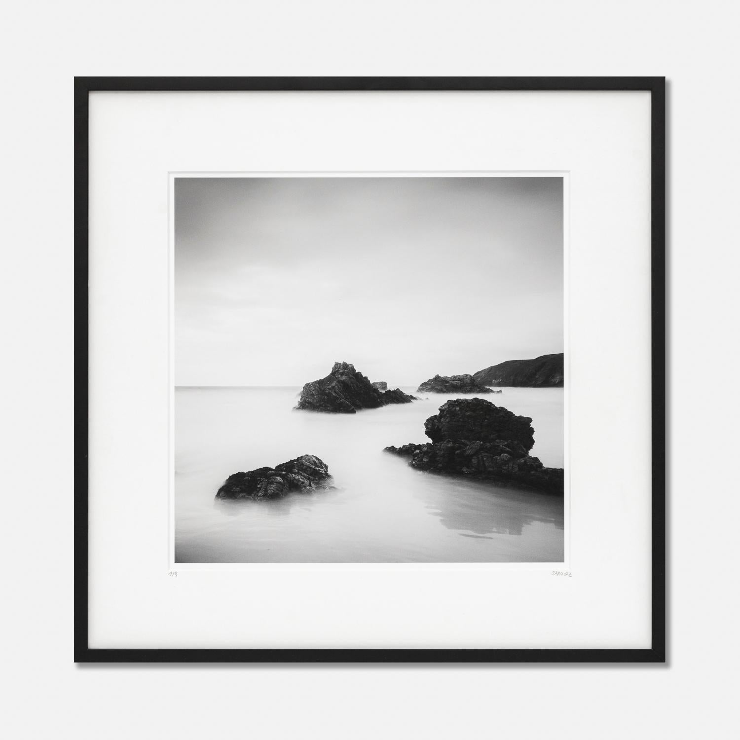 Landscape Photograph Gerald Berghammer - Paysage d'art en noir et blanc de Winning Beach, Écosse, cadre en bois