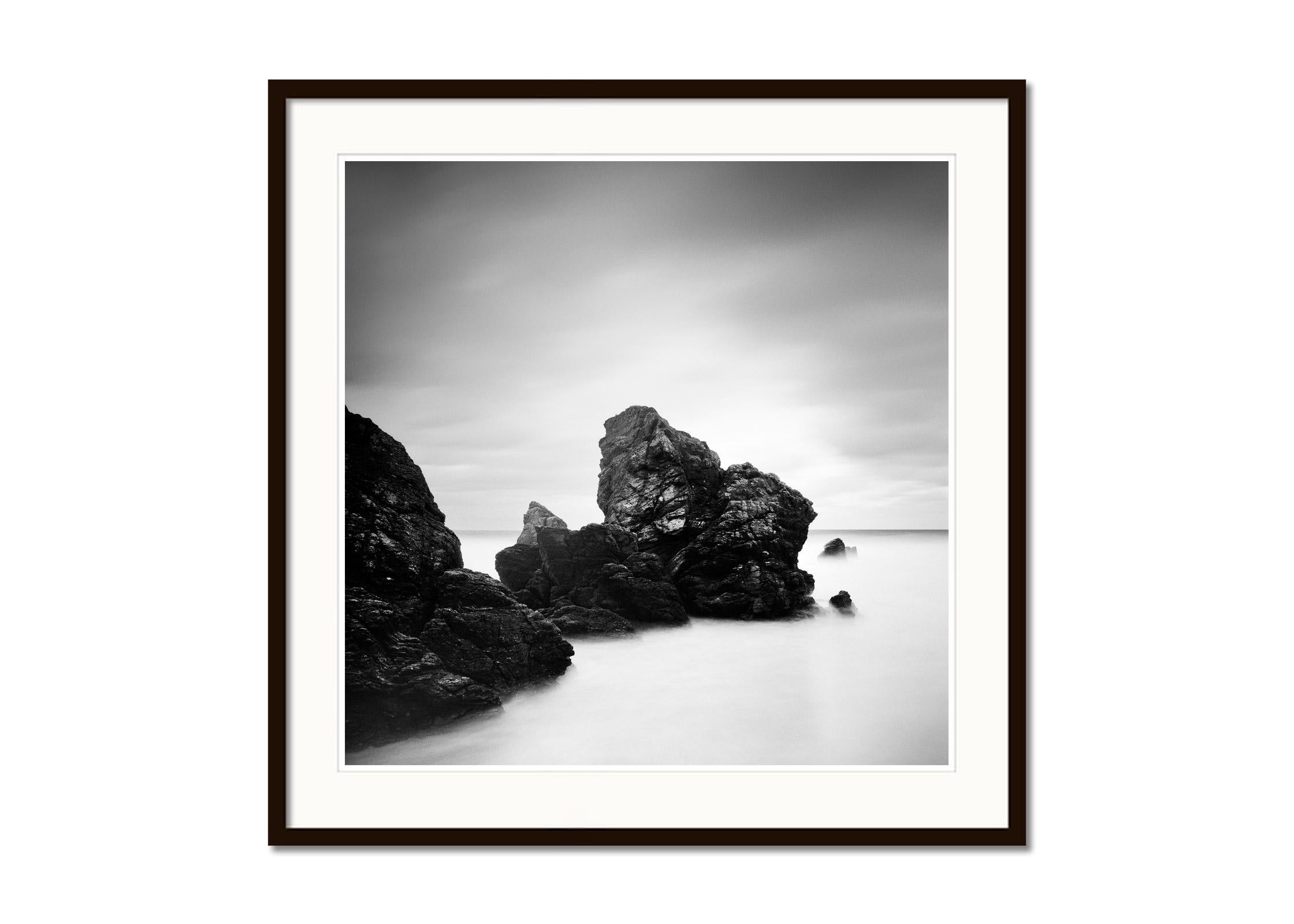Award Winning Beach, Schottland,  Schwarz-Weiß-Drucke, Landschaftsdrucke, minimalistisch (Grau), Landscape Photograph, von Gerald Berghammer