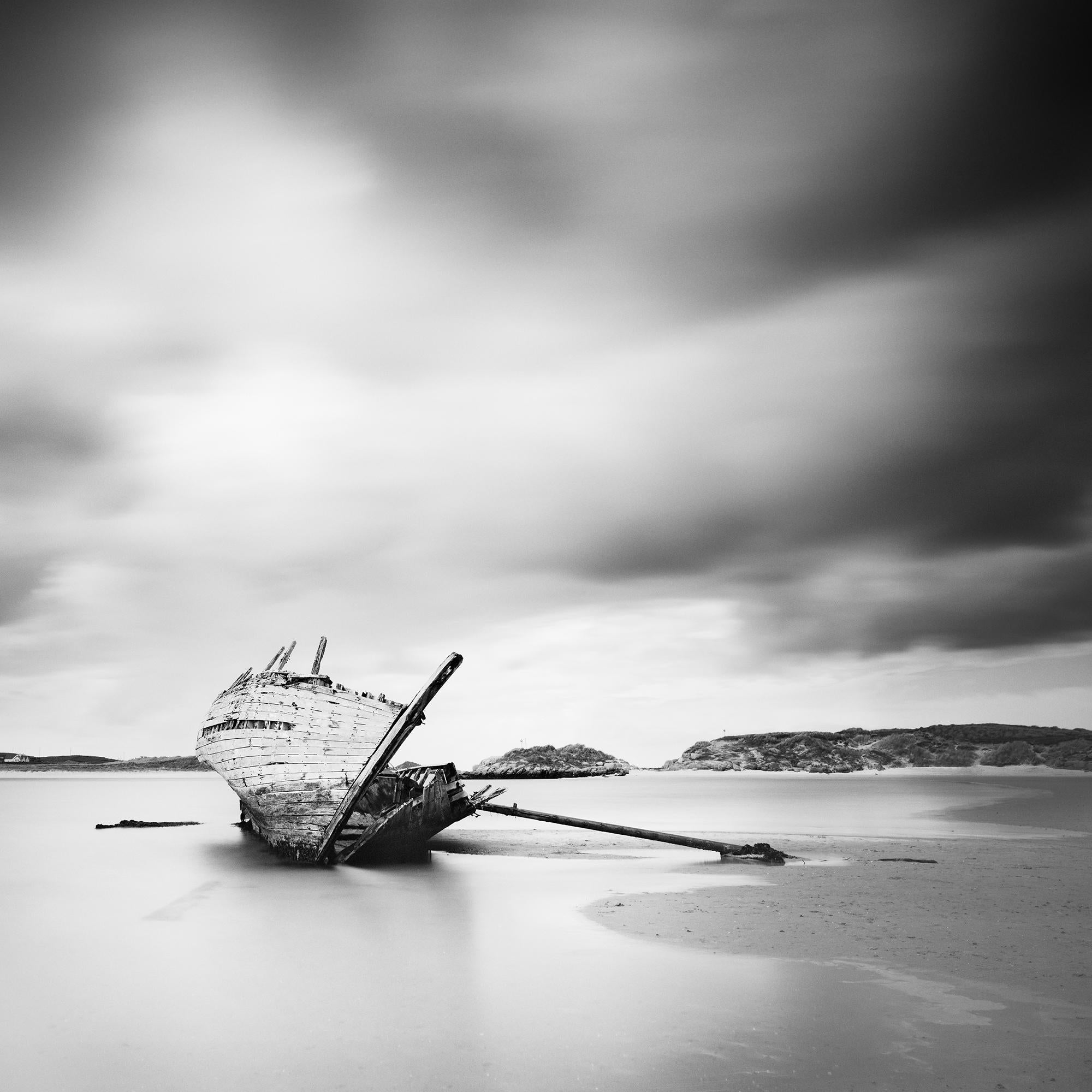 Bad Eddies, Sunken Boat, Beach, Ireland, monochrome Fotografie, limitierte Auflage im Angebot 5
