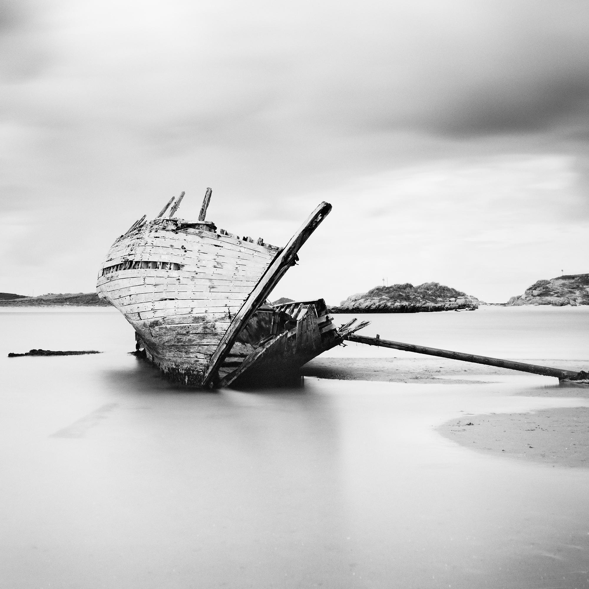 Bad Eddies, Sunken Boat, Beach, Ireland, monochrome Fotografie, limitierte Auflage im Angebot 7