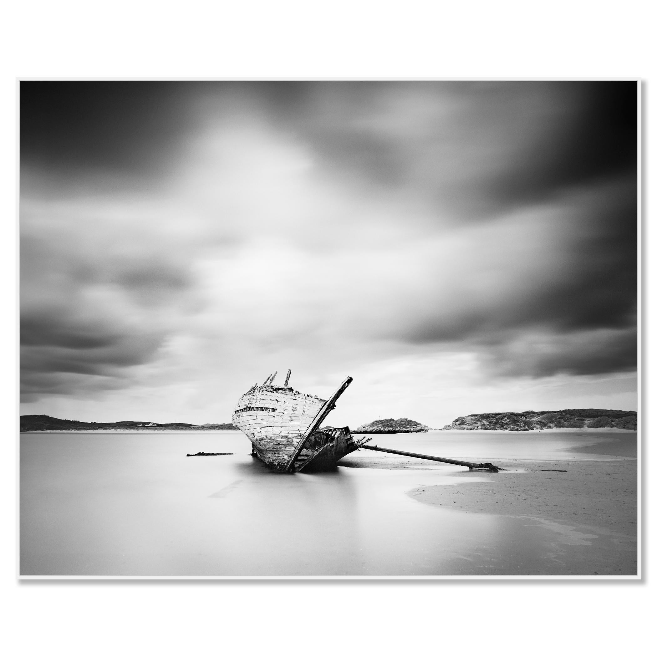 Bad Eddies, Sunken Boat, Beach, Ireland, monochrome Fotografie, limitierte Auflage – Photograph von Gerald Berghammer