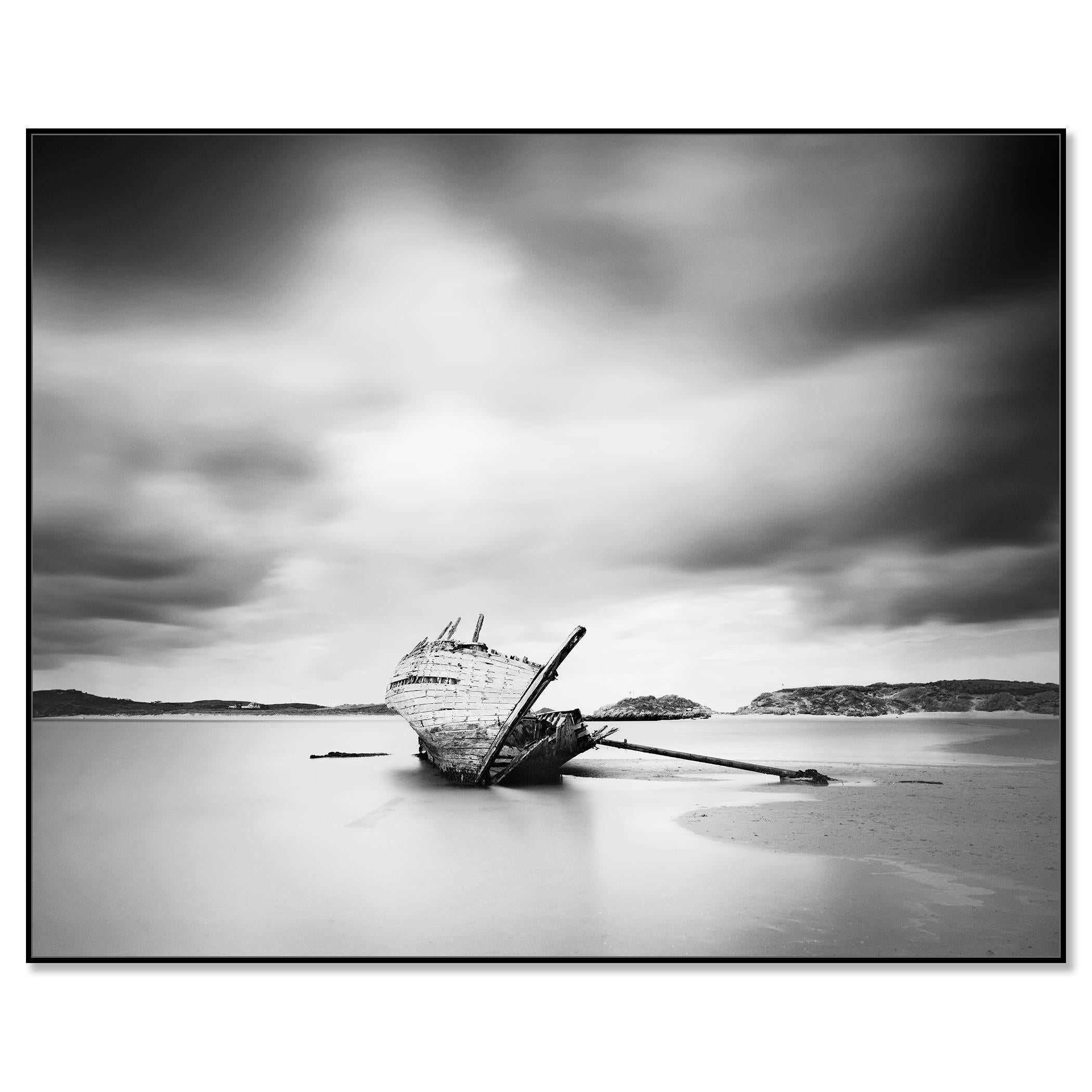 Bad Eddies, Sunken Boat, Beach, Ireland, monochrome Fotografie, limitierte Auflage (Zeitgenössisch), Photograph, von Gerald Berghammer