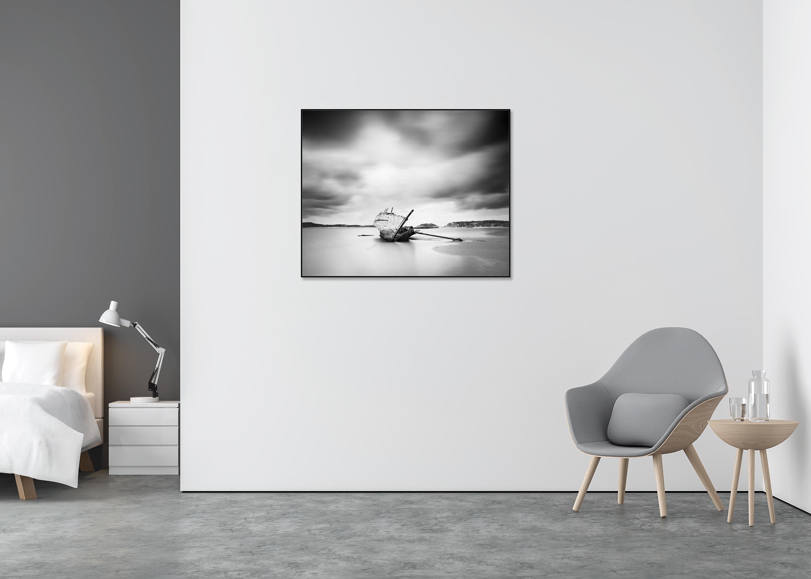 Bad Eddies, Sunken Boat, Beach, Ireland, monochrome Fotografie, limitierte Auflage (Grau), Landscape Photograph, von Gerald Berghammer