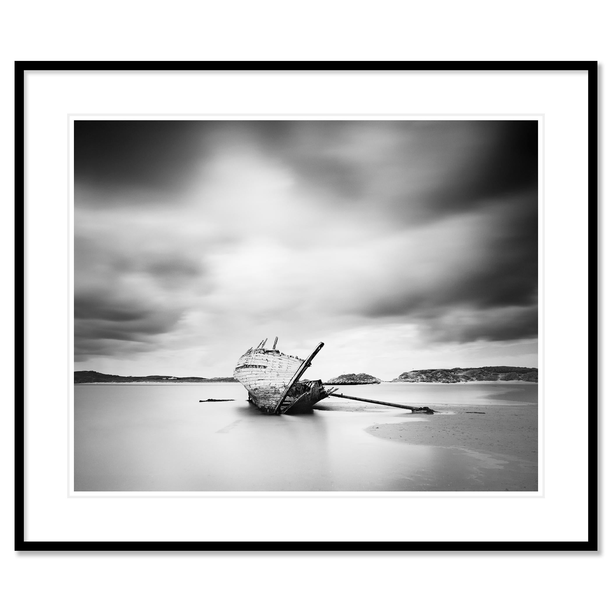 Bad Eddies, Sunken Boat, Beach, Ireland, monochrome Fotografie, limitierte Auflage im Angebot 1