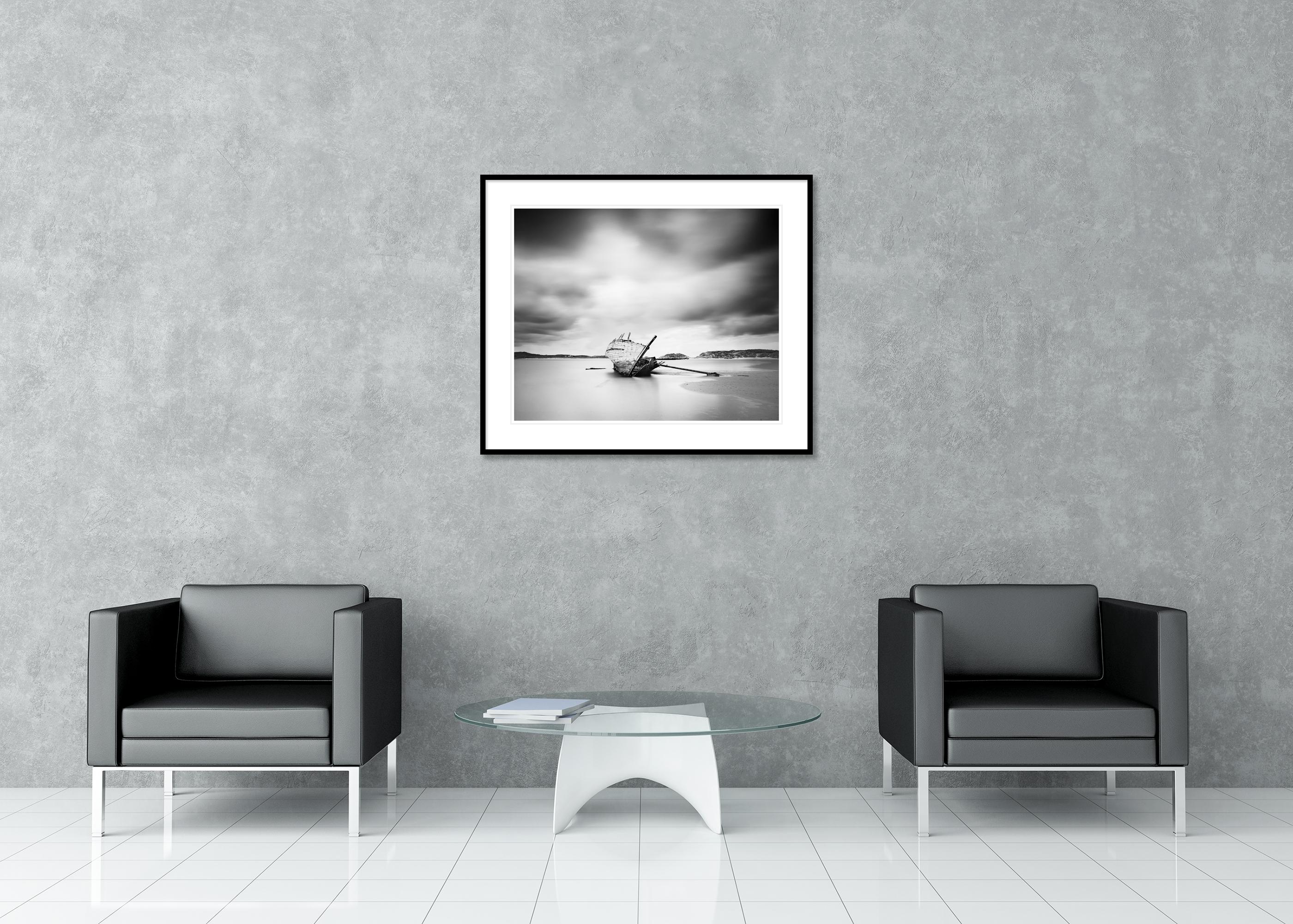 Bad Eddies, Sunken Boat, Beach, Ireland, monochrome Fotografie, limitierte Auflage im Angebot 2