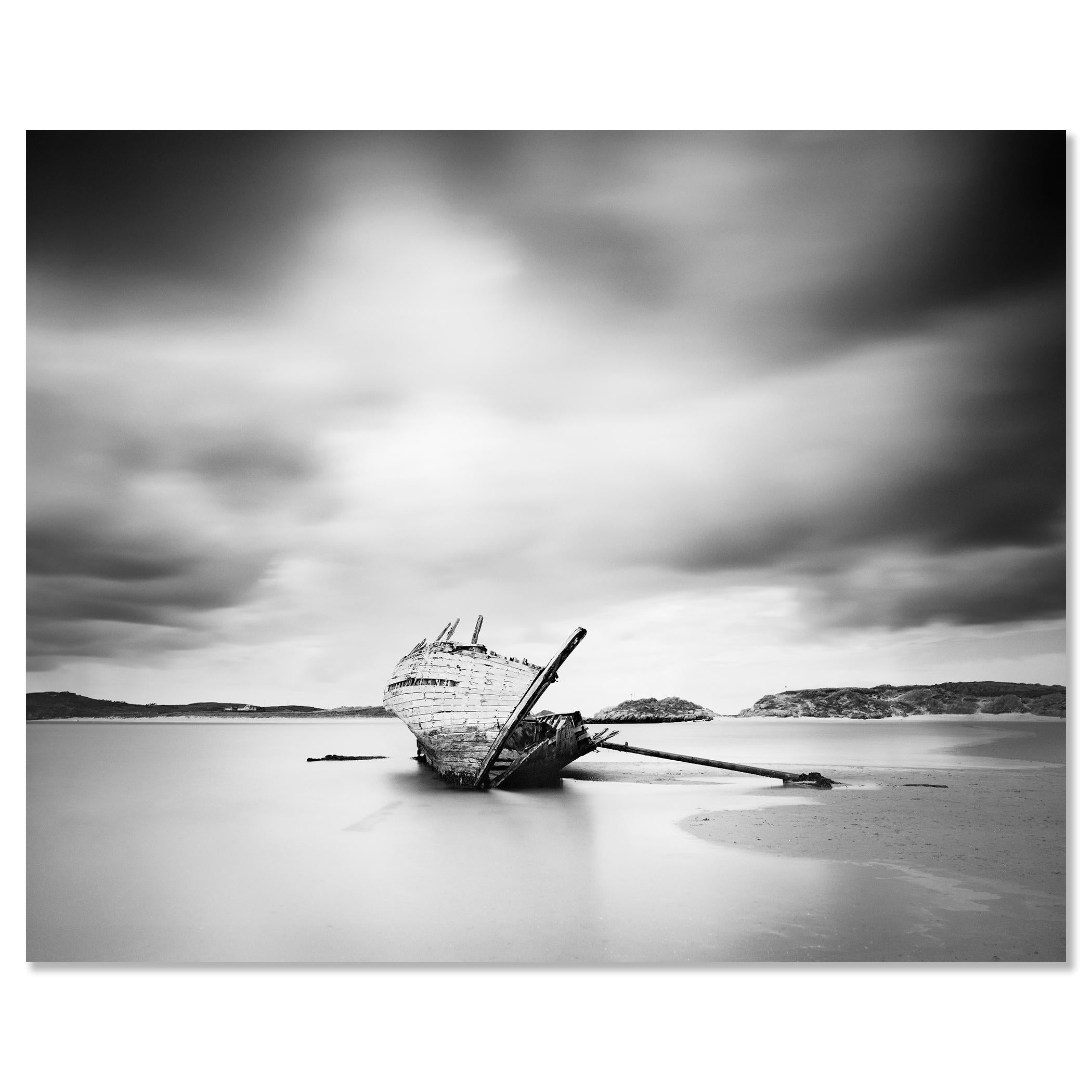 Bad Eddies, Sunken Boat, Beach, Ireland, monochrome Fotografie, limitierte Auflage im Angebot 3