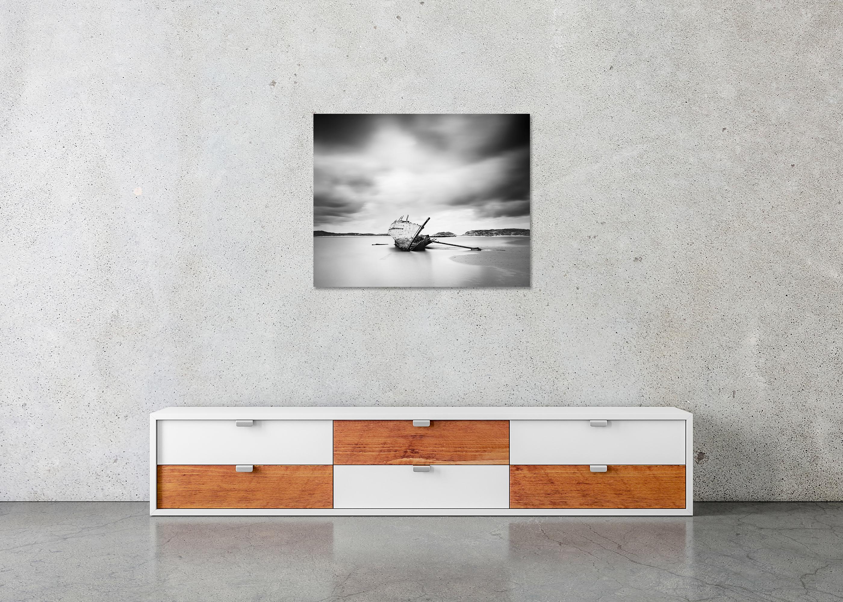 Bad Eddies, Sunken Boat, Beach, Ireland, monochrome Fotografie, limitierte Auflage im Angebot 4