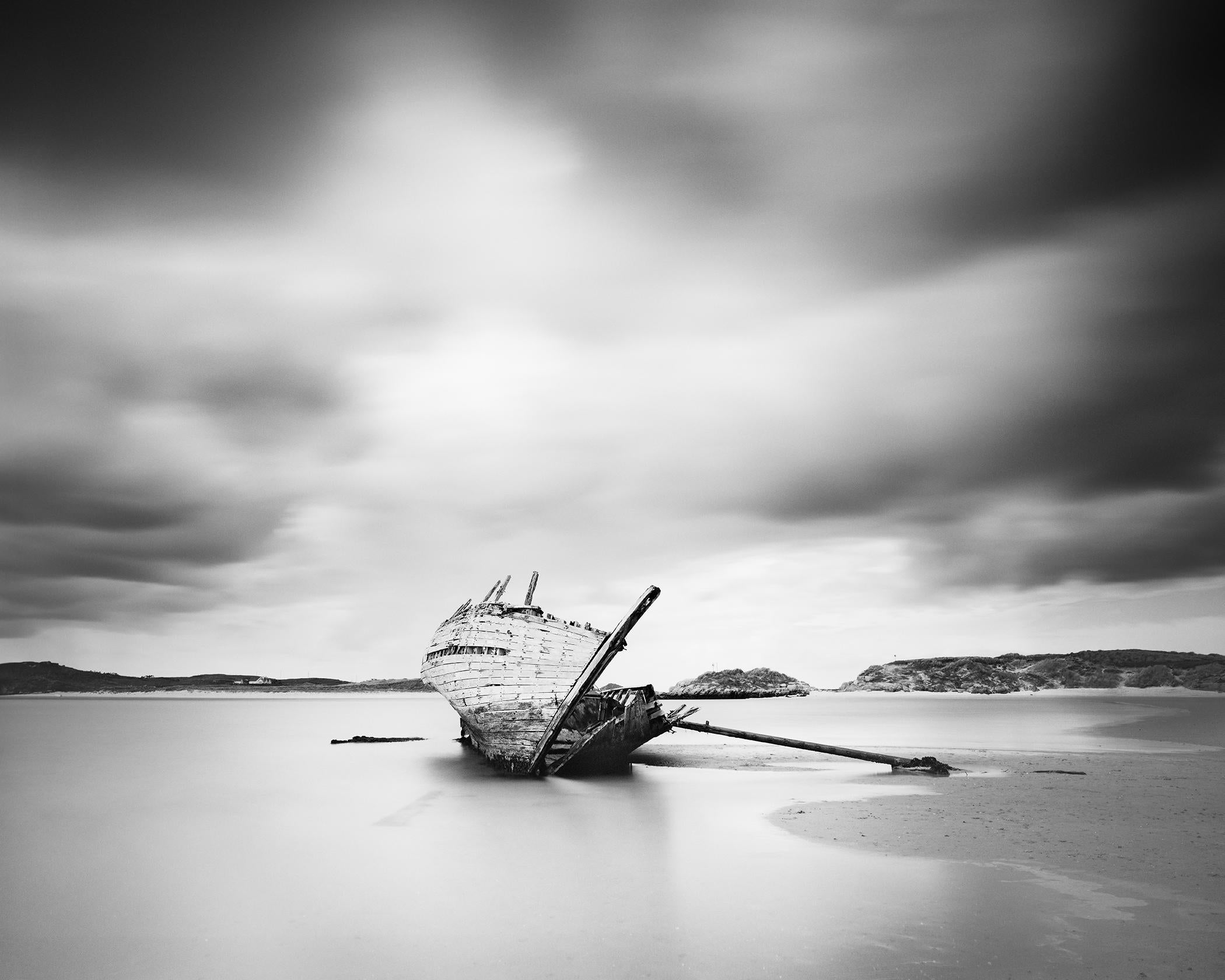 Gerald Berghammer Landscape Photograph – Bad Eddies, Sunken Boat, Beach, Ireland, monochrome Fotografie, limitierte Auflage