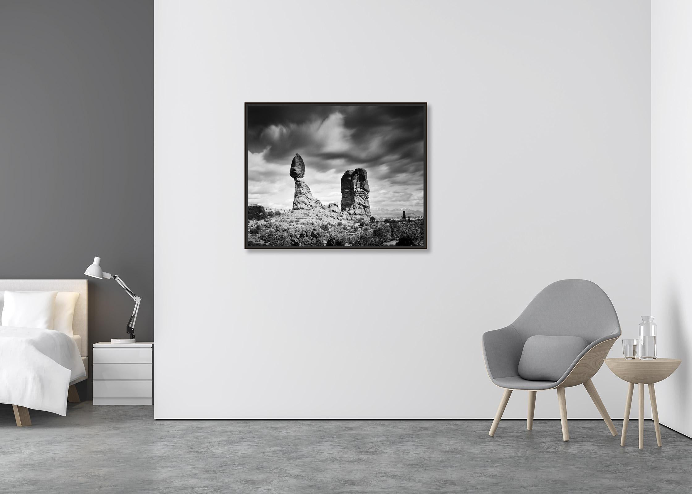 Balanced Rock, Arches National Park, photographie en noir et blanc, paysage d'art - Contemporain Photograph par Gerald Berghammer