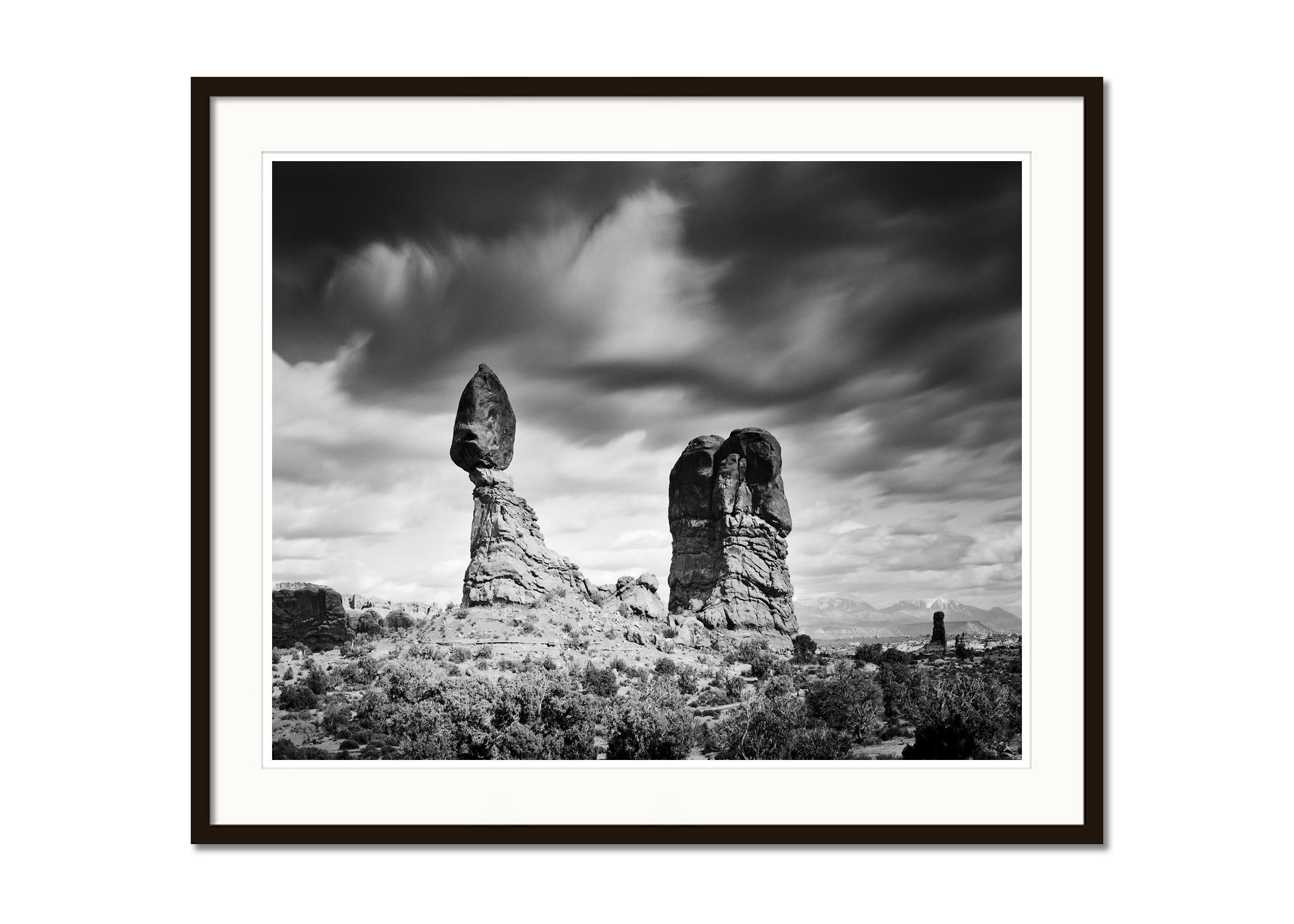 Balanced Rock, Arches National Park, photographie en noir et blanc, paysage d'art - Gris Black and White Photograph par Gerald Berghammer