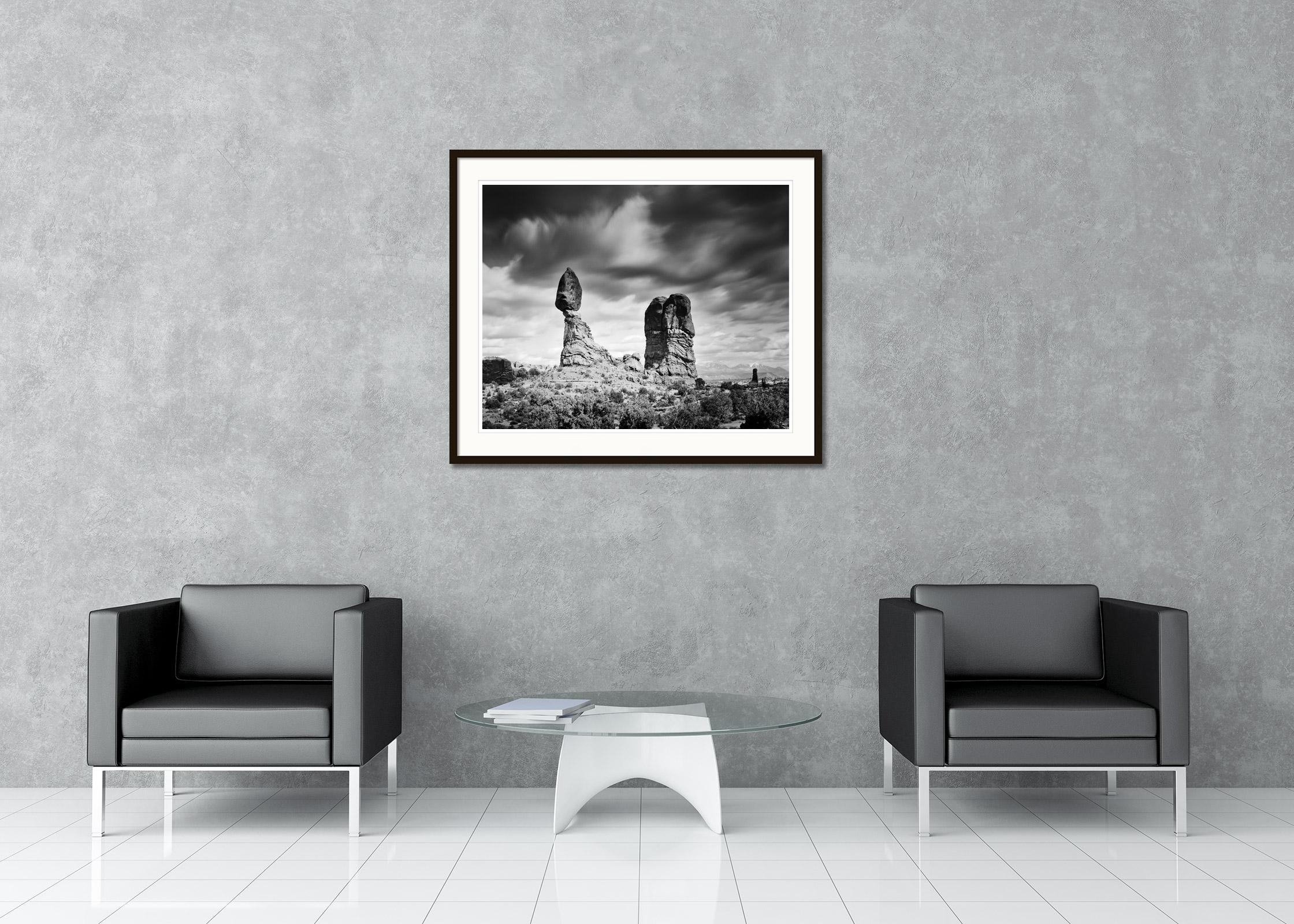 Photographie de paysage en noir et blanc. Balanced Rock, parc national des Arches, Utah, États-Unis. Épreuve à l'encre pigmentaire d'archives, édition de 9 exemplaires. Signée, titrée, datée et numérotée par l'artiste. Certificat d'authenticité