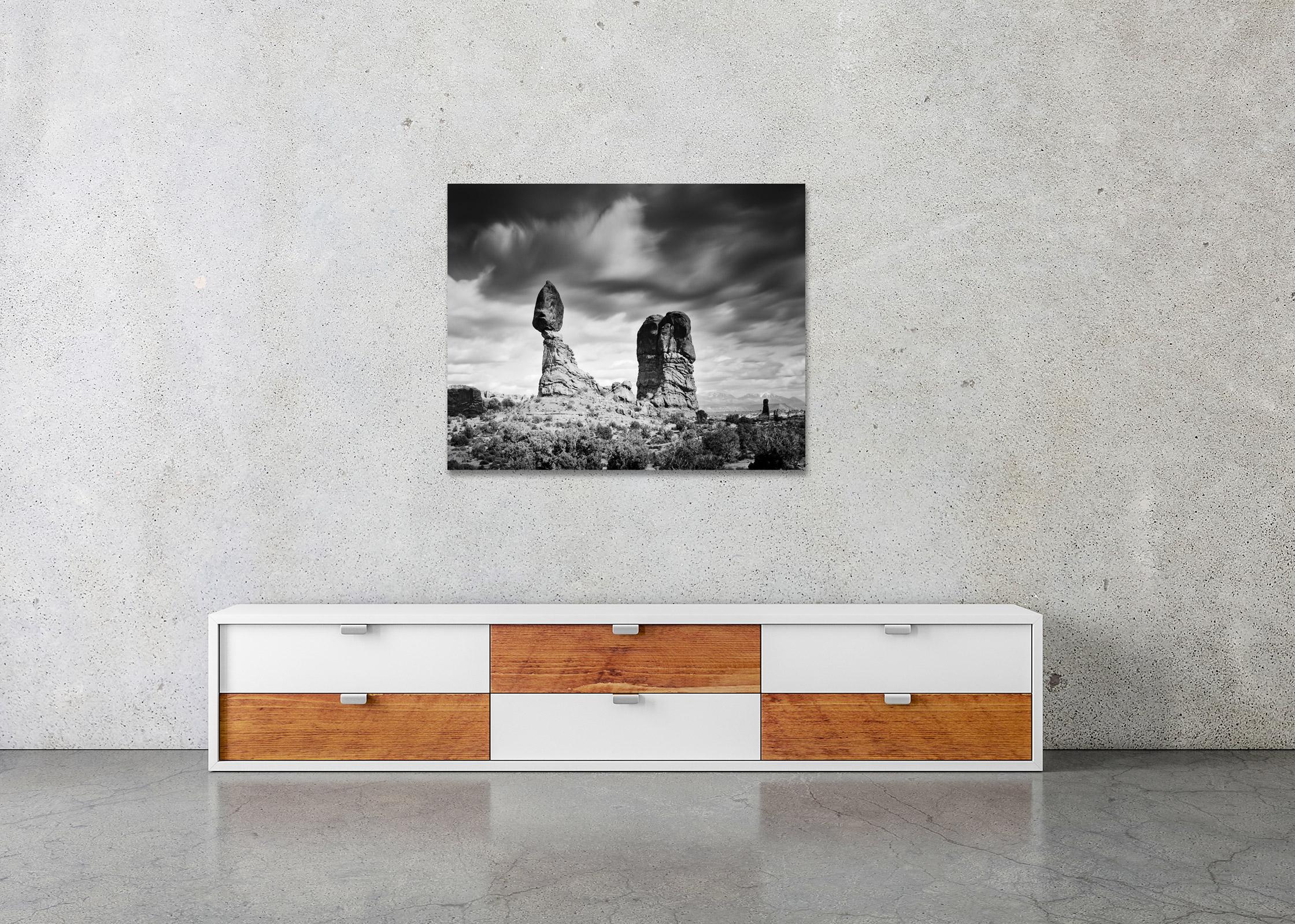 Balanced Rock, Arches National Park, photographie en noir et blanc, paysage d'art en vente 2