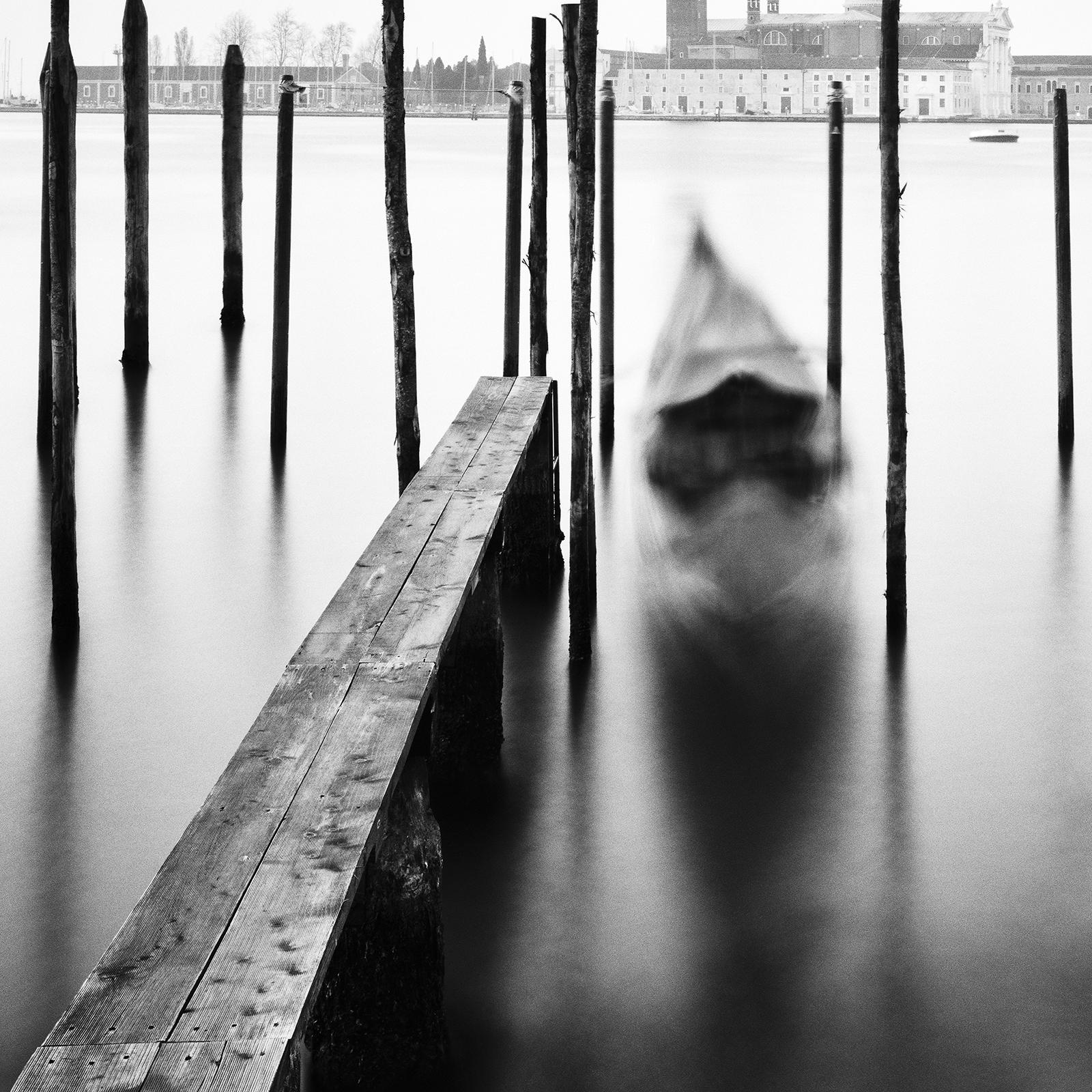 Basilique et gondole, Venise, photographie d'art noir et blanc à longue exposition en vente 5