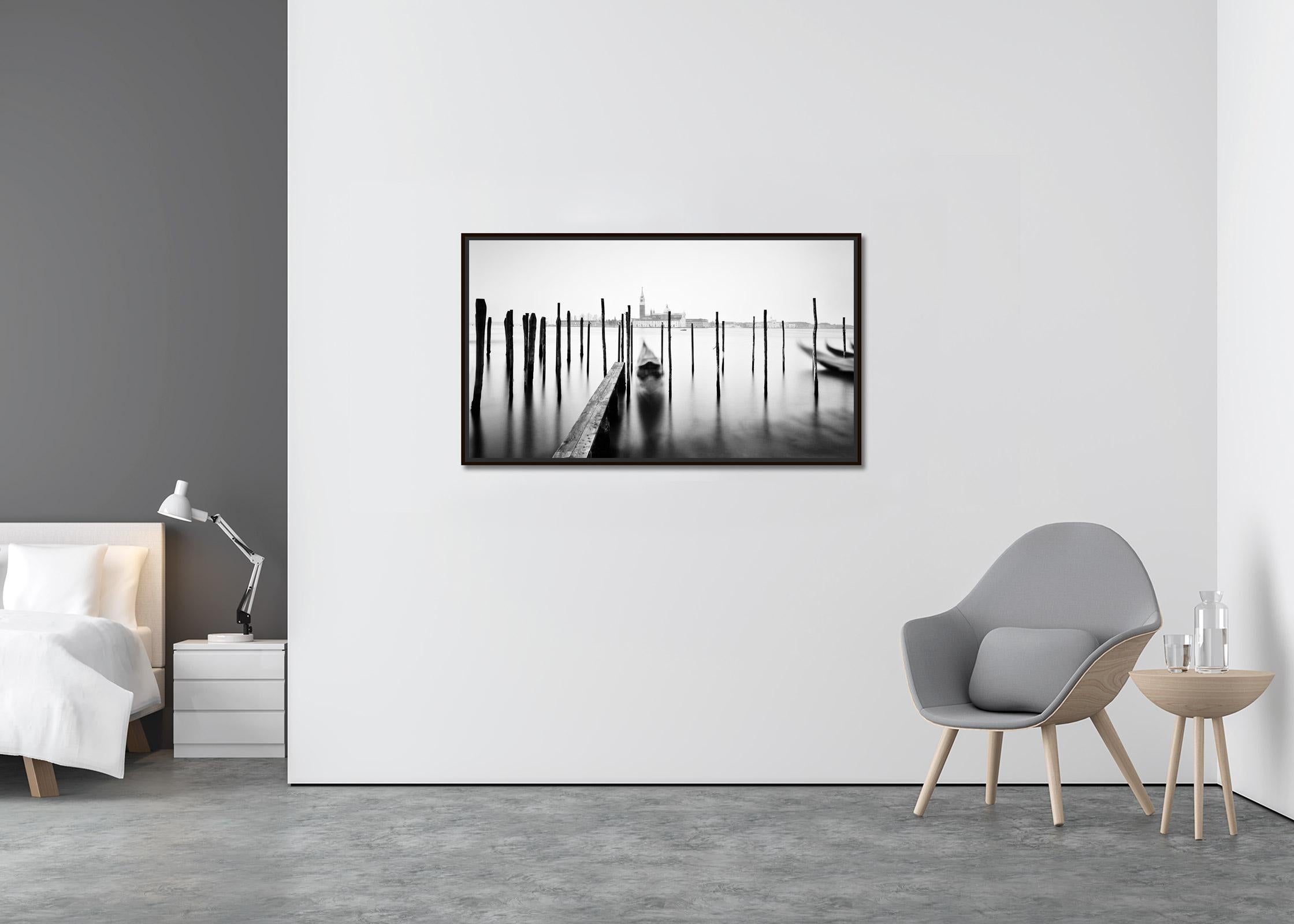 Basilique et gondole, Venise, photographie d'art noir et blanc à longue exposition - Contemporain Photograph par Gerald Berghammer