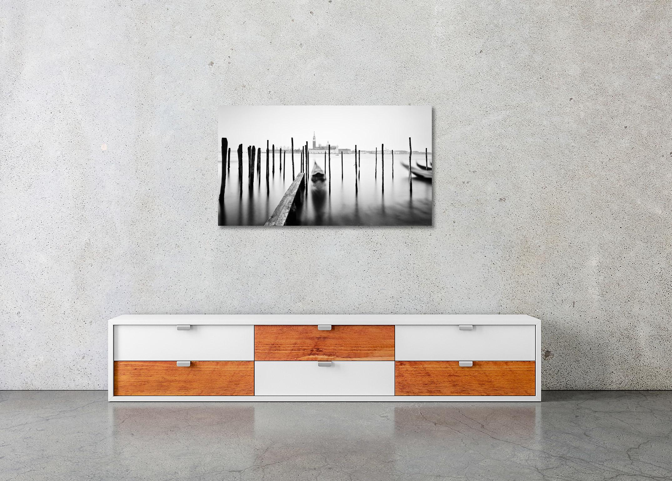 Basilique et gondole, Venise, photographie d'art noir et blanc à longue exposition en vente 1
