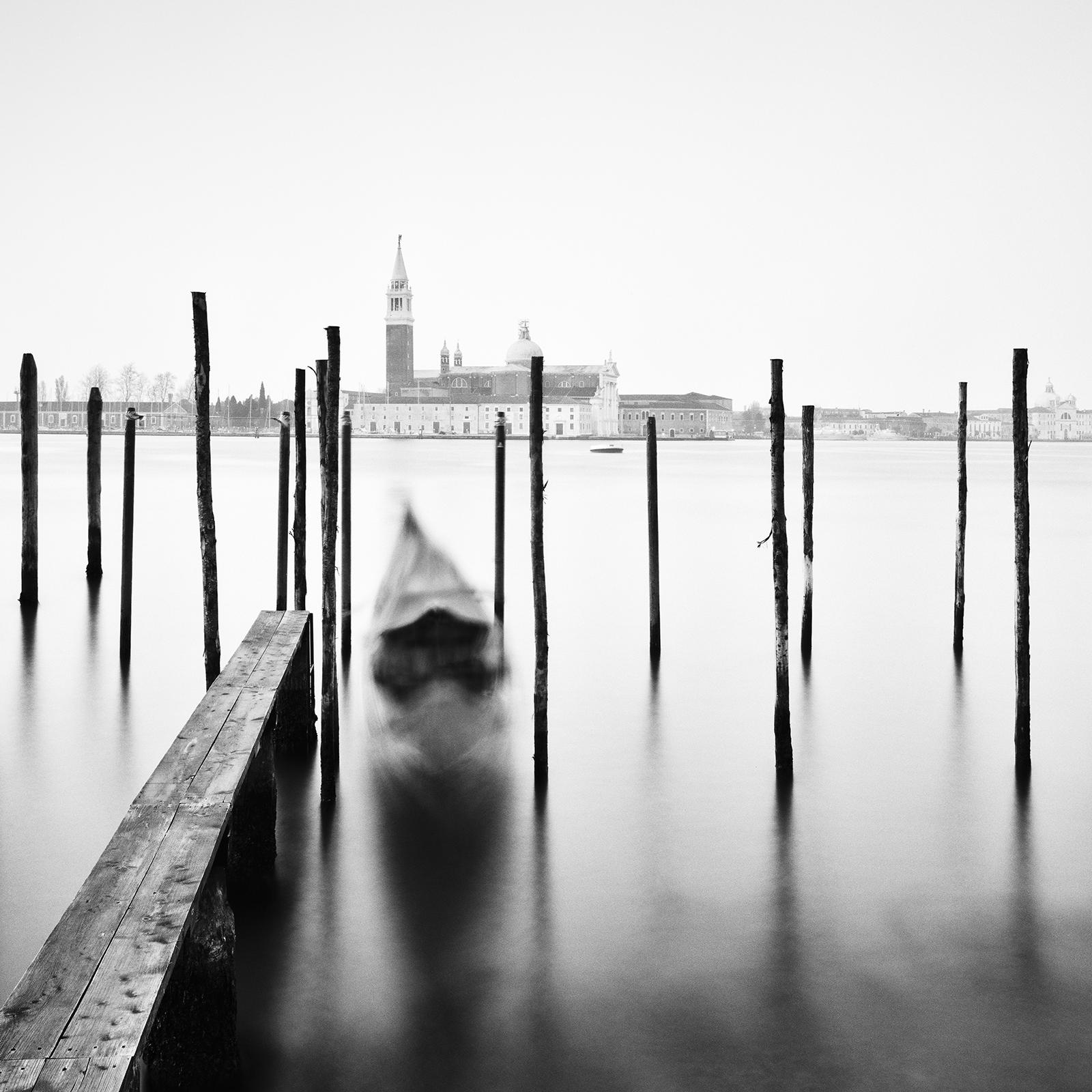 Basilique et gondole, Venise, photographie d'art noir et blanc à longue exposition en vente 3