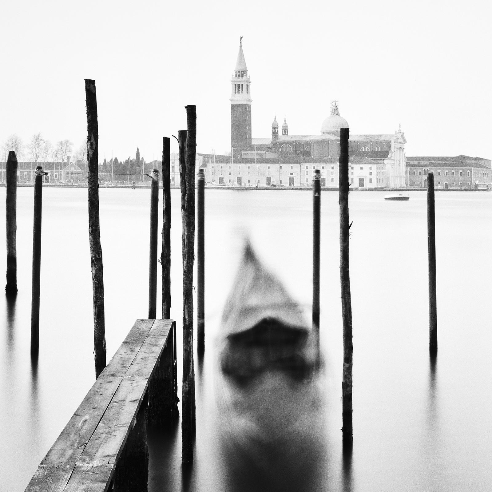 Basilique et gondole, Venise, photographie d'art noir et blanc à longue exposition en vente 4