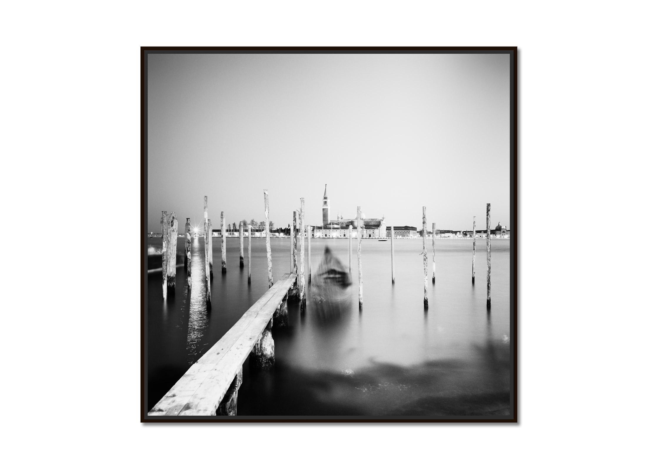 Basilica at Night, Gondola, Venedig, Schwarz-Weiß-Fotodruck von Stadtansichten – Photograph von Gerald Berghammer